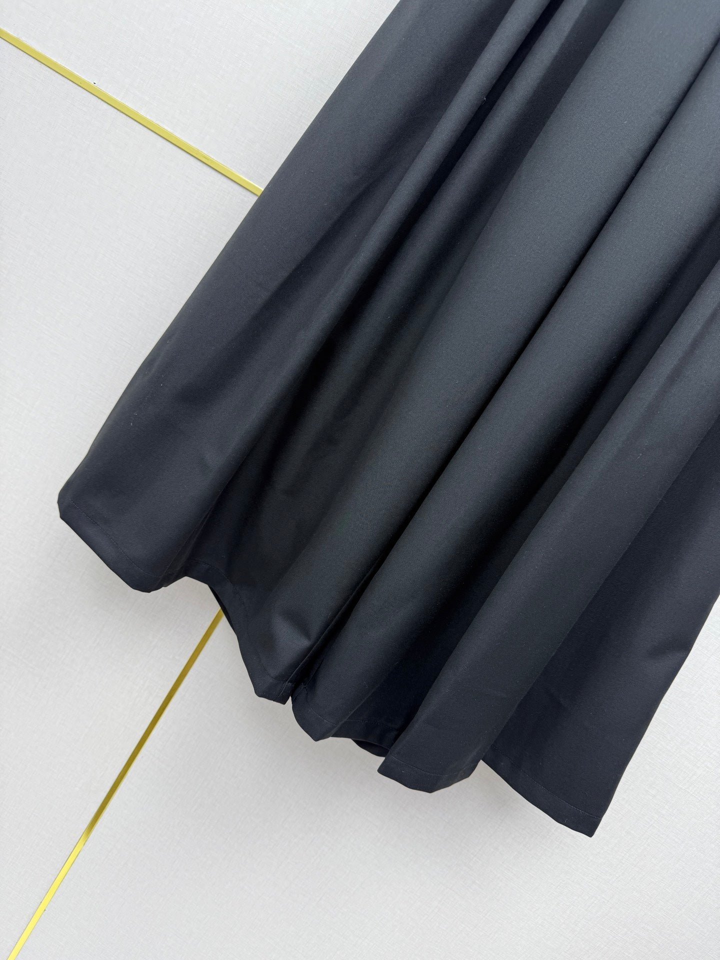 Pleated wide-leg pants