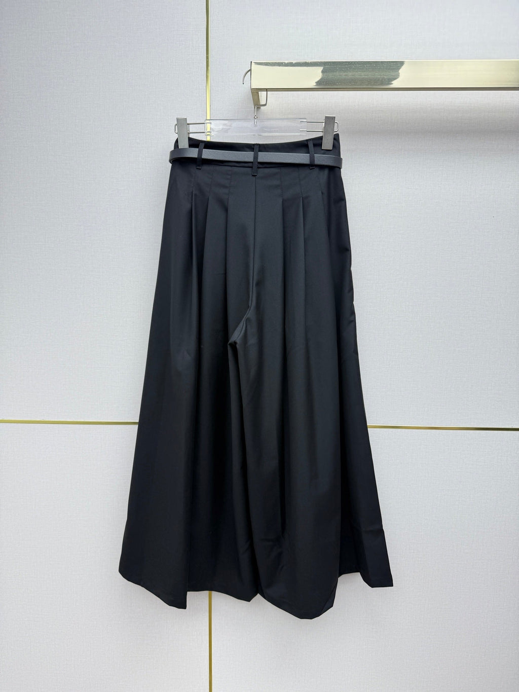 Pleated wide-leg pants