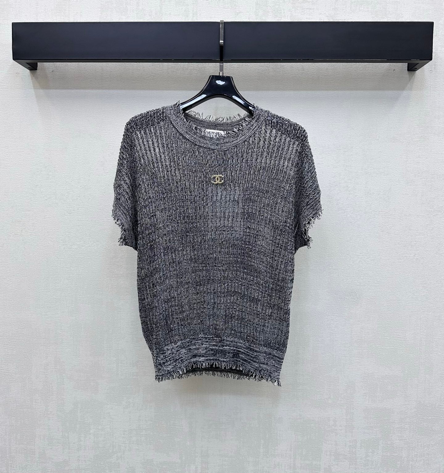 Raw-edged short-sleeved knit top
