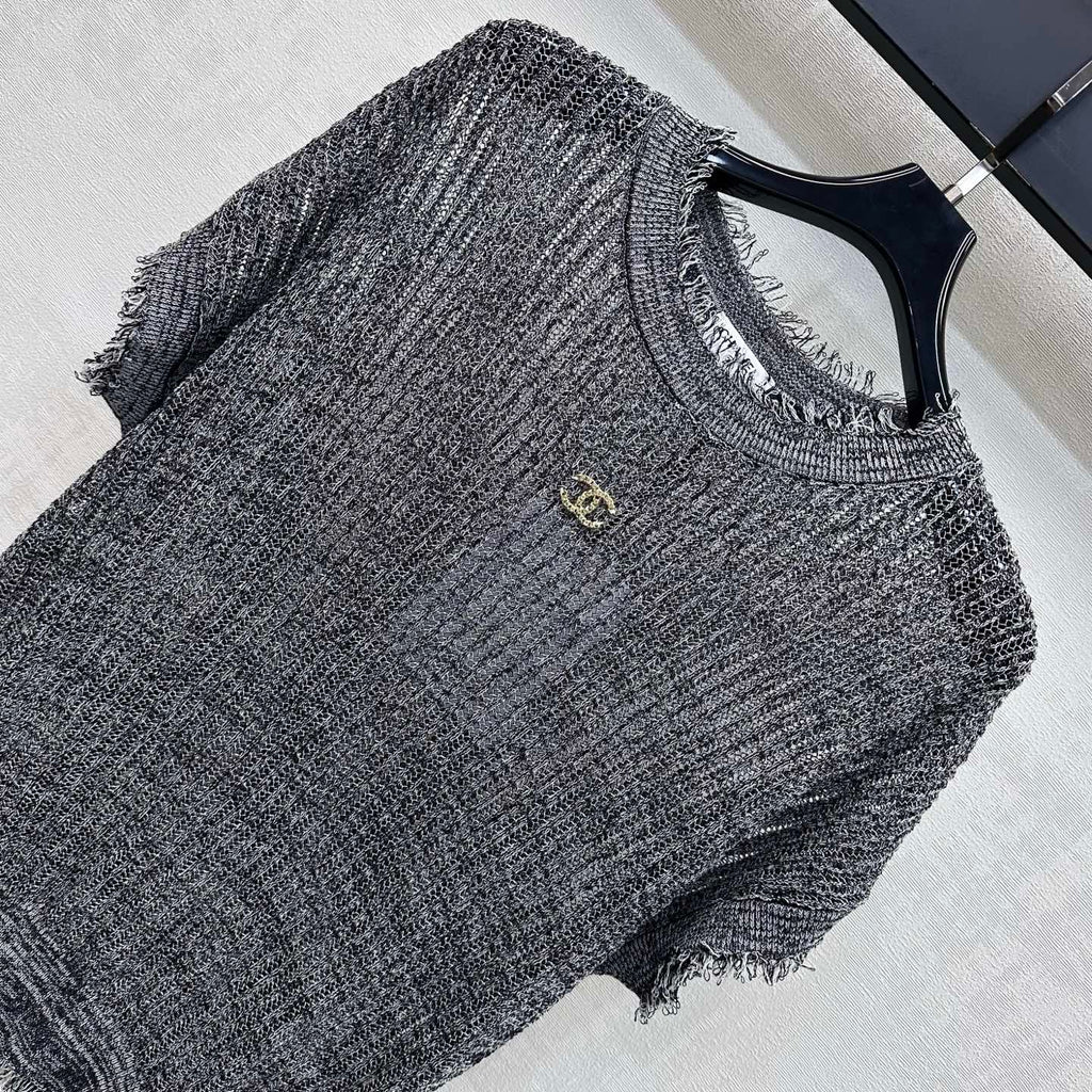 Raw-edged short-sleeved knit top