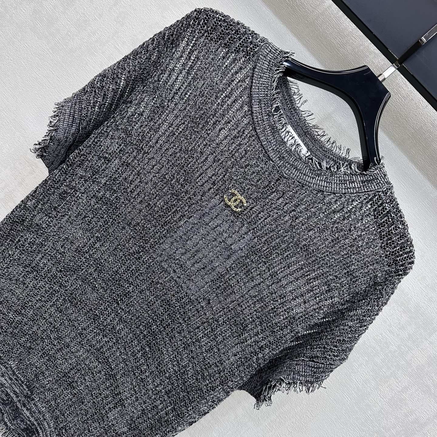 Raw-edged short-sleeved knit top