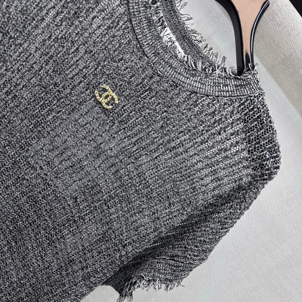 Raw-edged short-sleeved knit top
