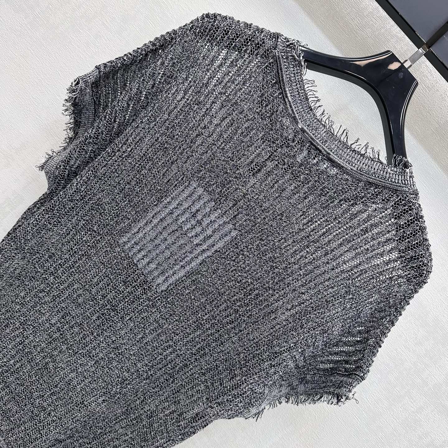 Raw-edged short-sleeved knit top