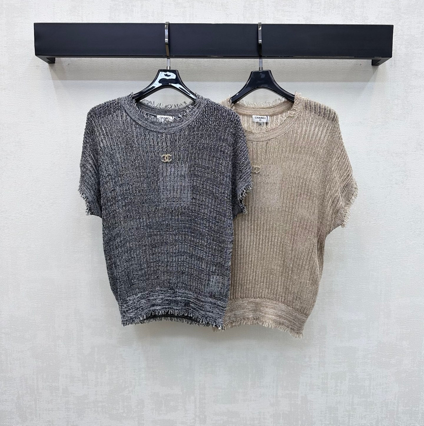 Raw-edged short-sleeved knit top