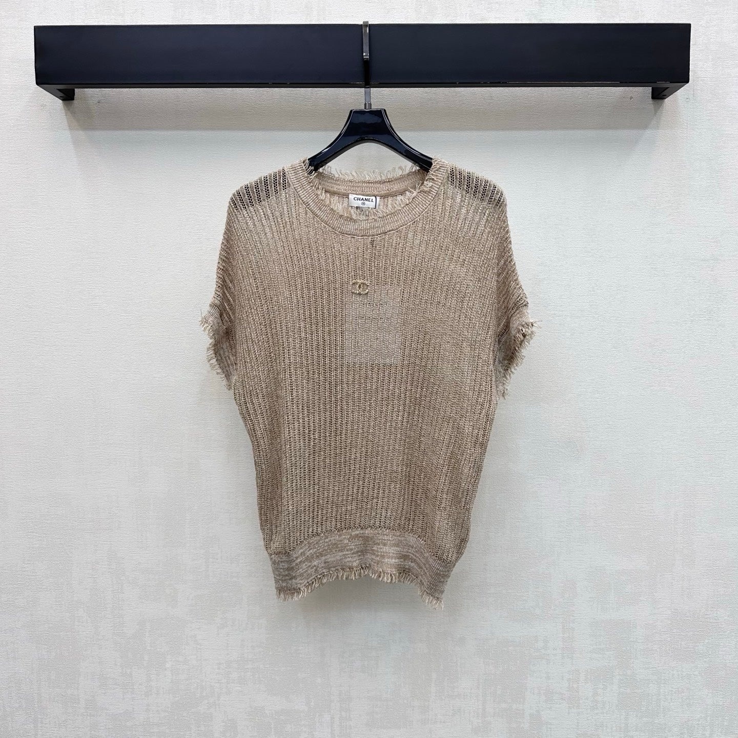 Raw-edged short-sleeved knit top