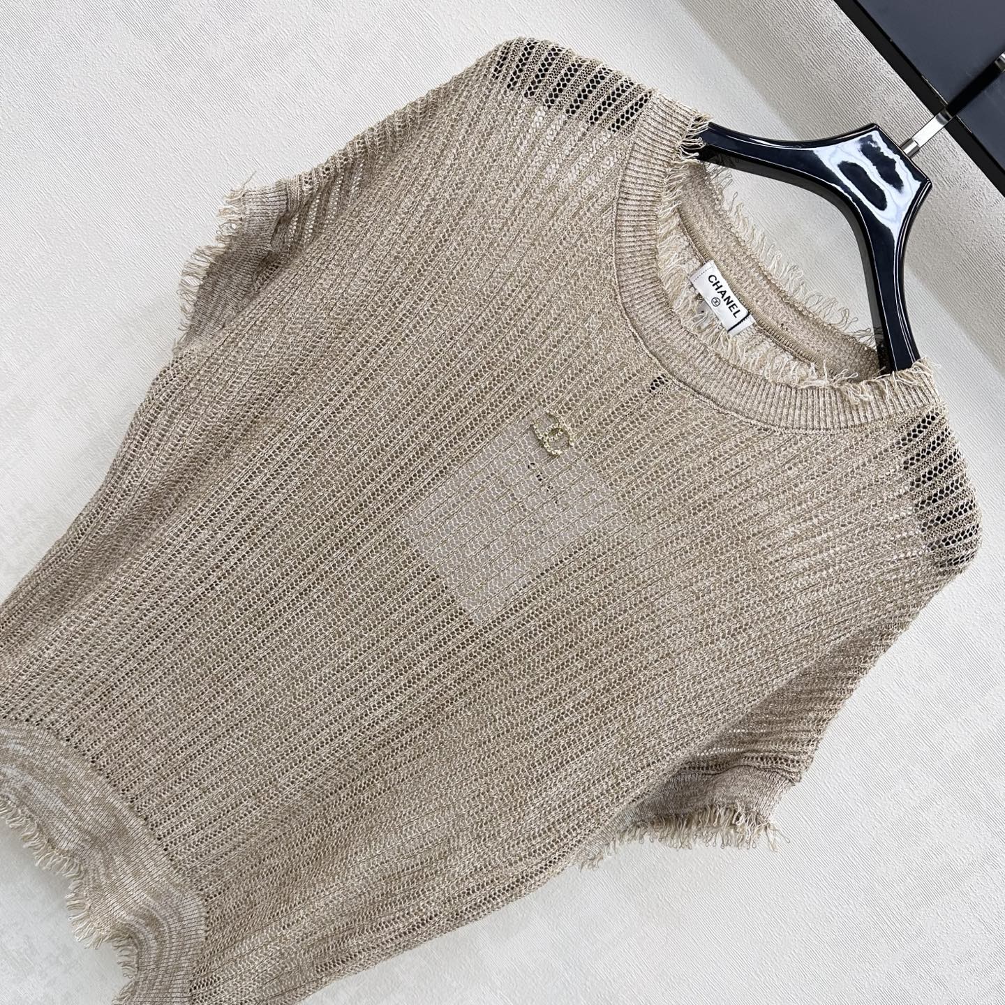 Raw-edged short-sleeved knit top