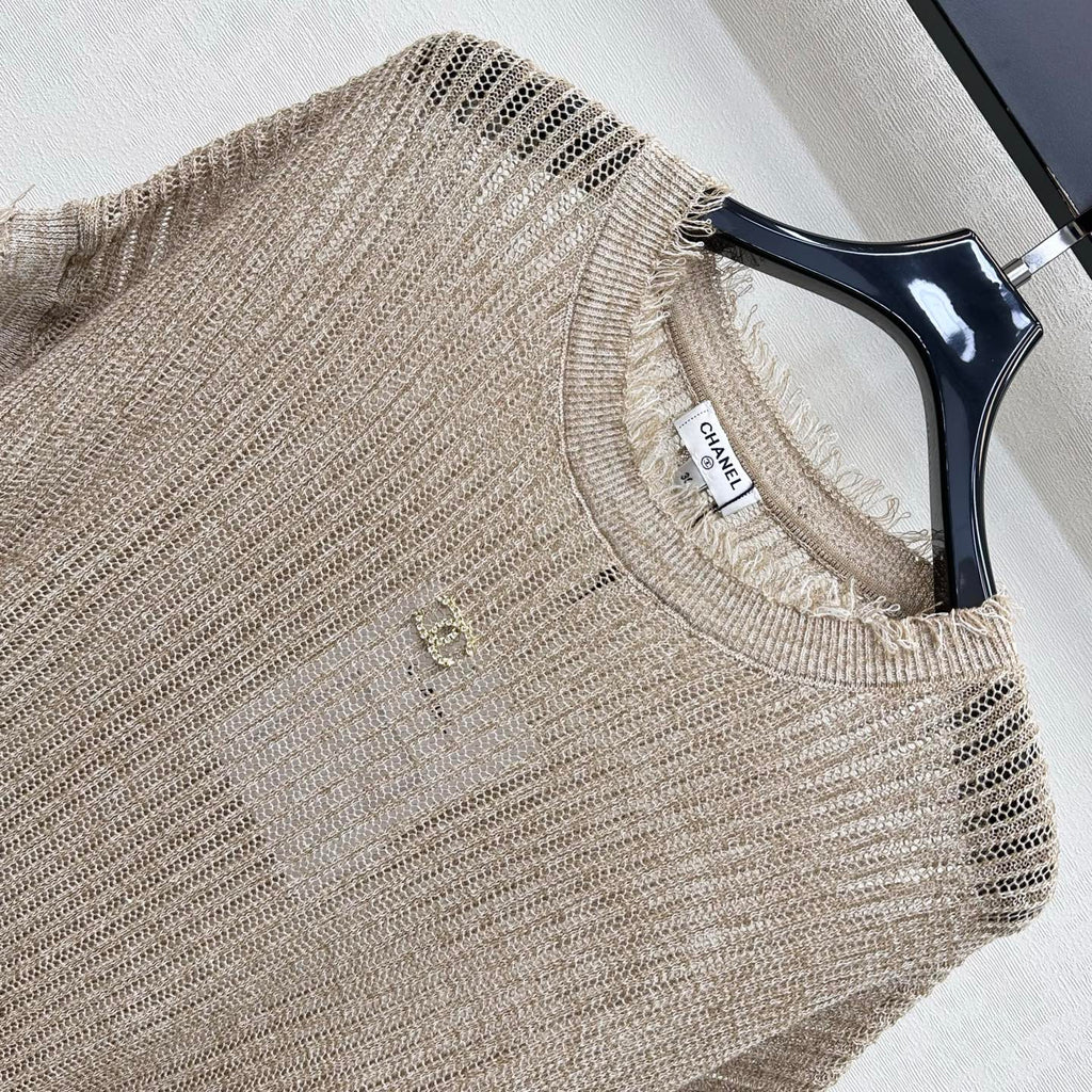Raw-edged short-sleeved knit top
