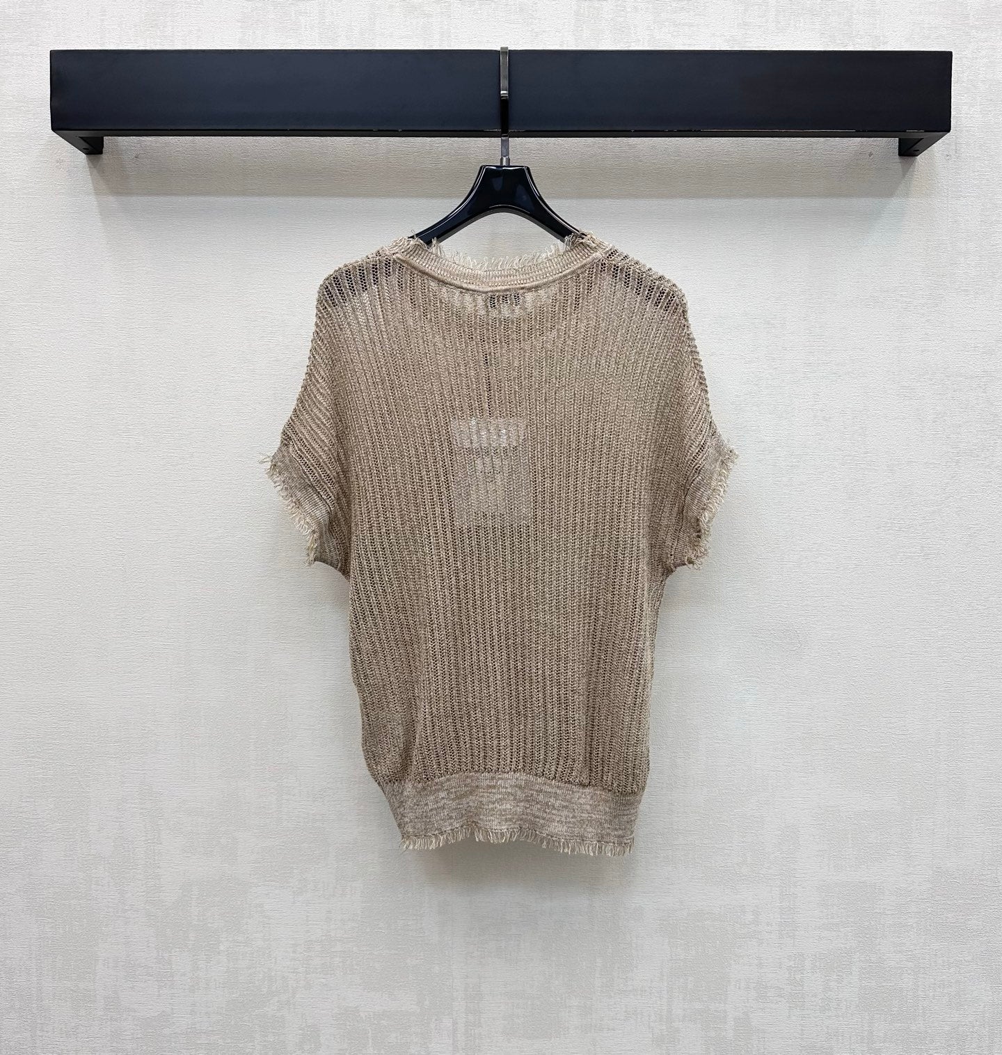Raw-edged short-sleeved knit top