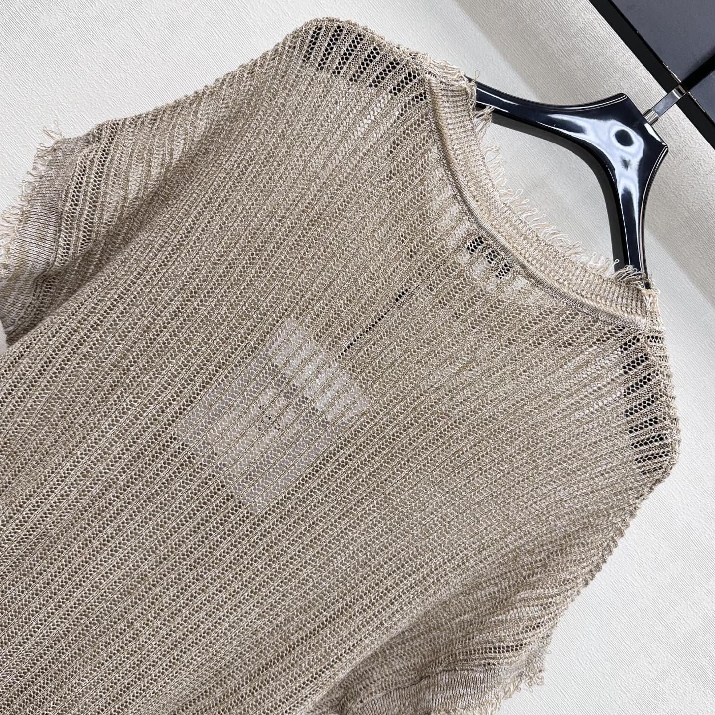 Raw-edged short-sleeved knit top