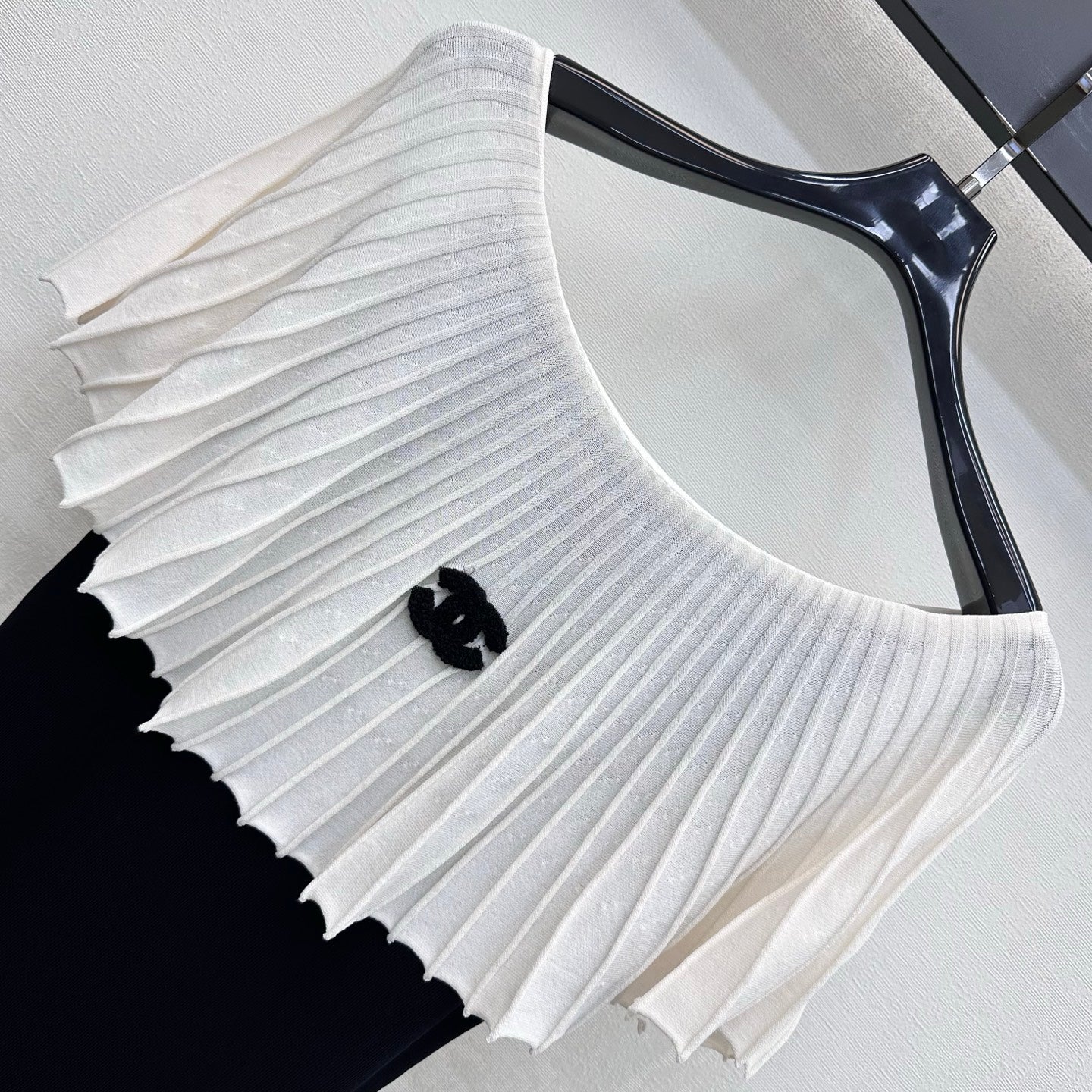 Black and white color-blocked knitwear