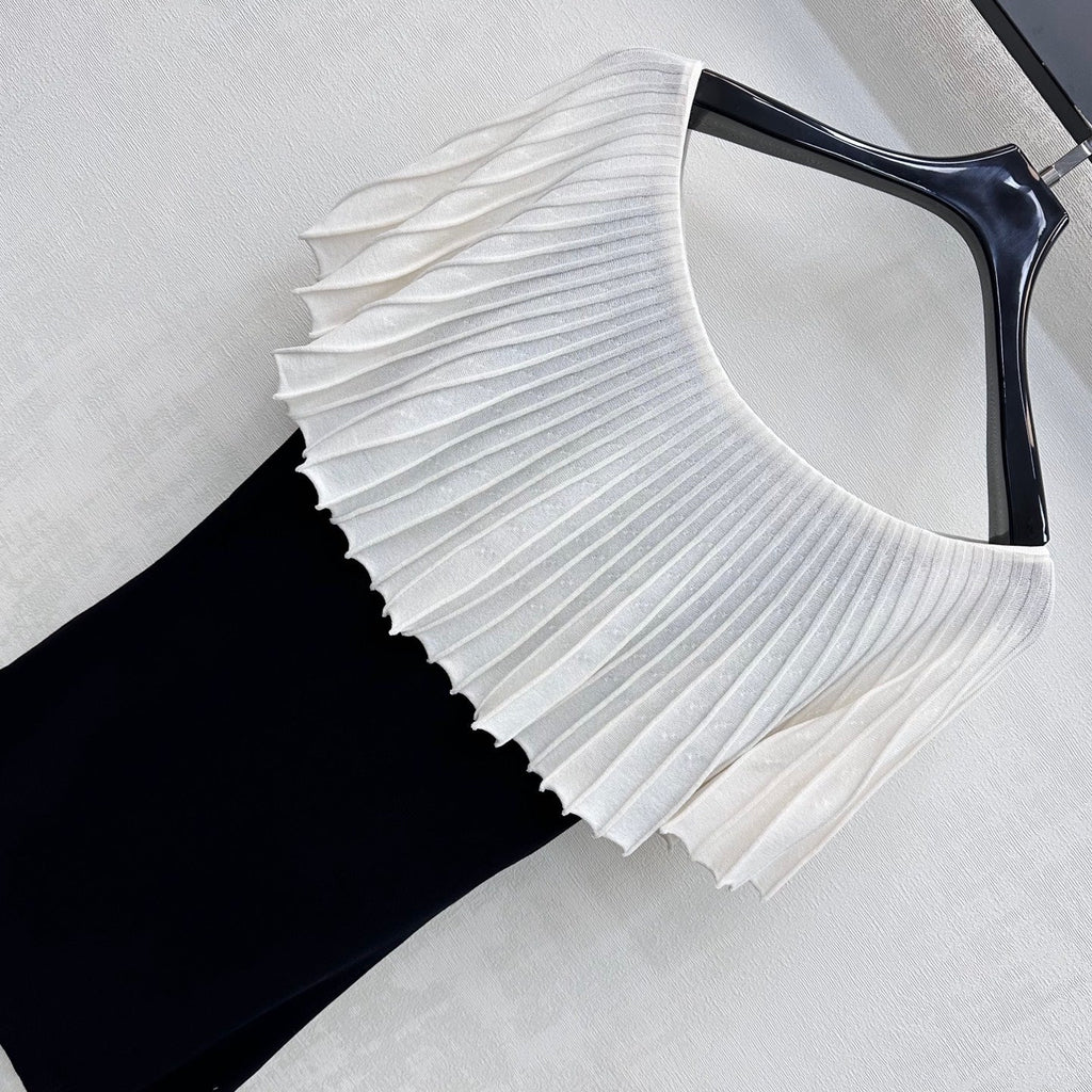 Black and white color-blocked knitwear