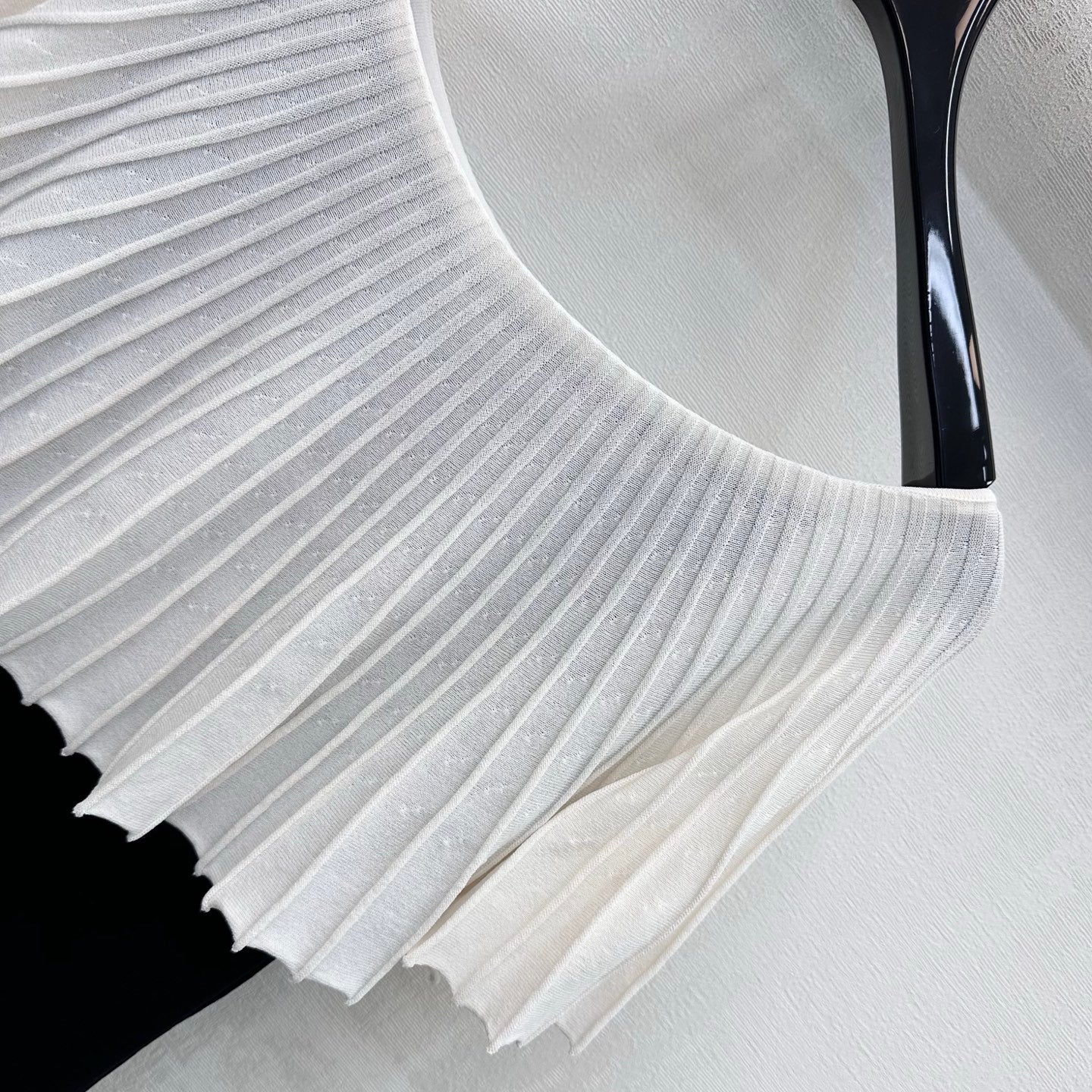 Black and white color-blocked knitwear