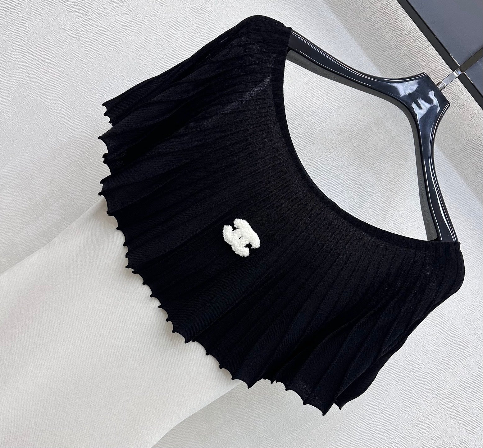 Black and white color-blocked knitwear