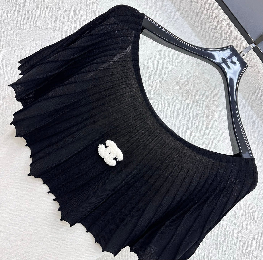 Black and white color-blocked knitwear