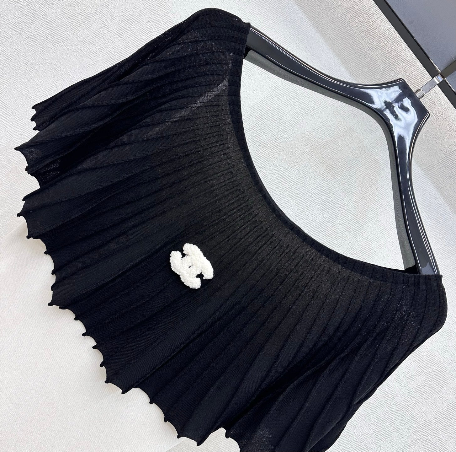 Black and white color-blocked knitwear