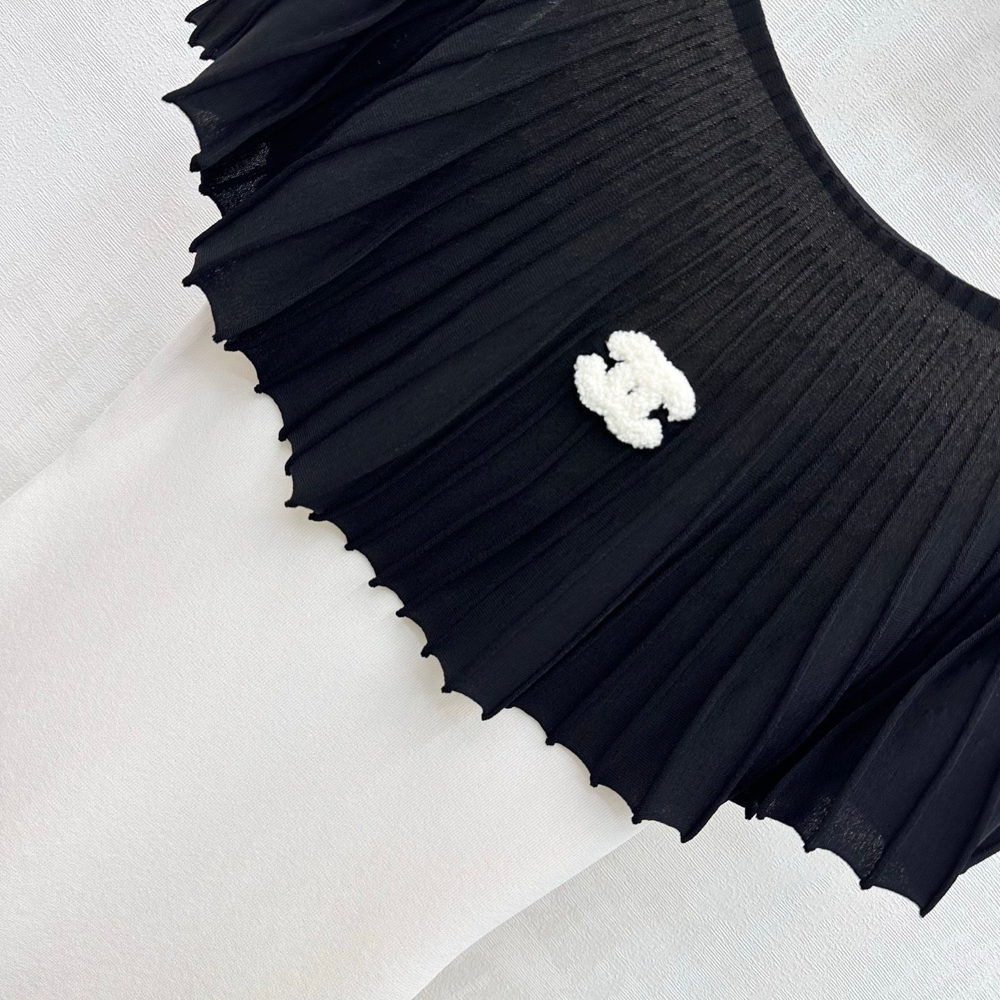 Black and white color-blocked knitwear