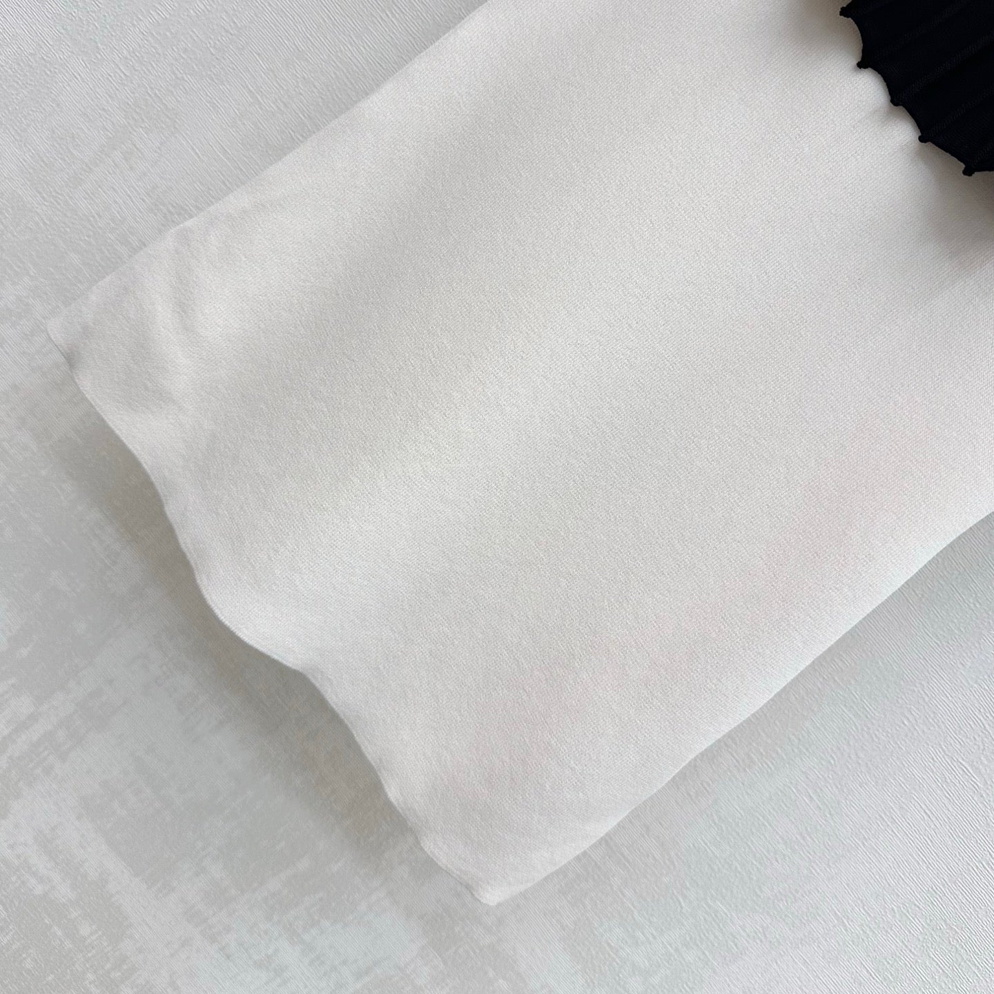 Black and white color-blocked knitwear