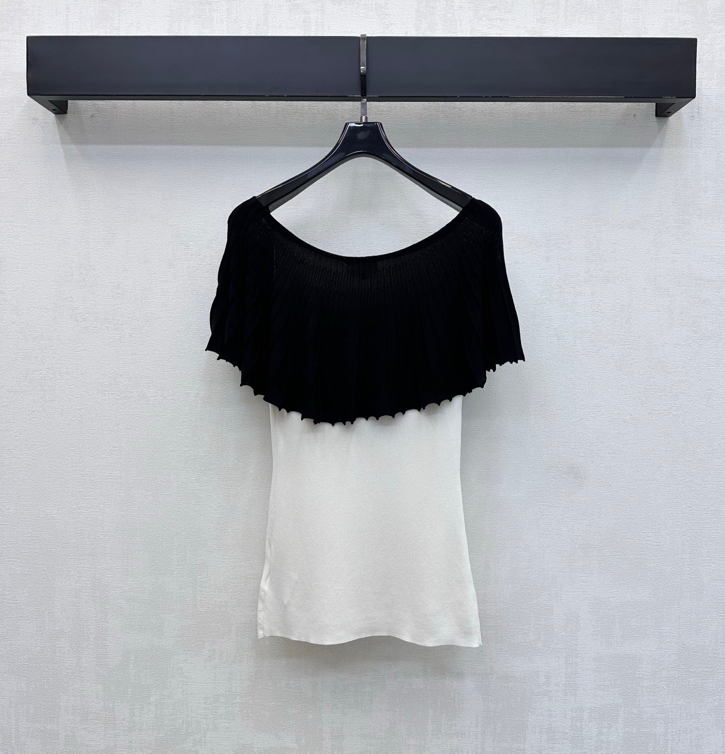 Black and white color-blocked knitwear