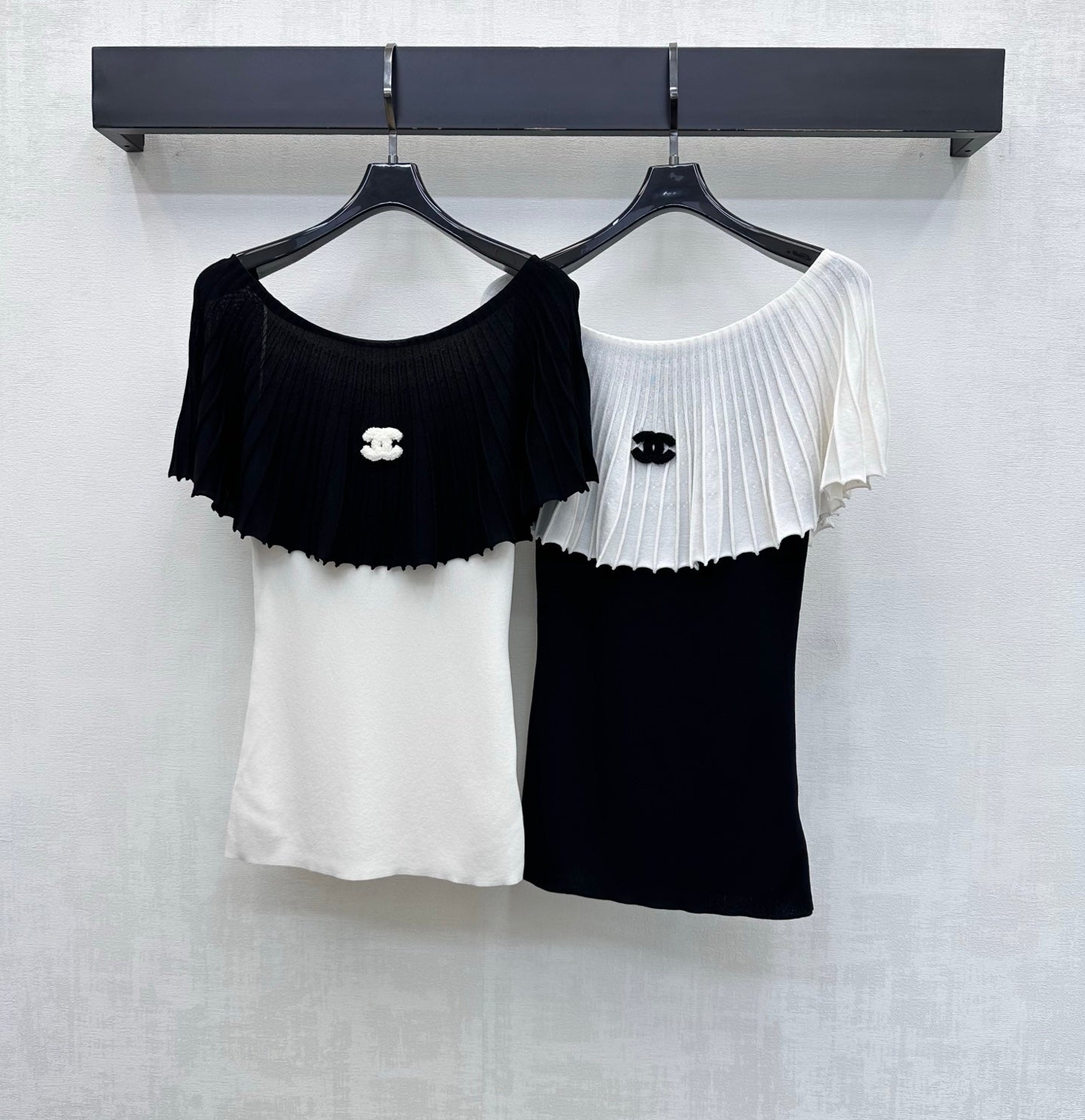 Black and white color-blocked knitwear