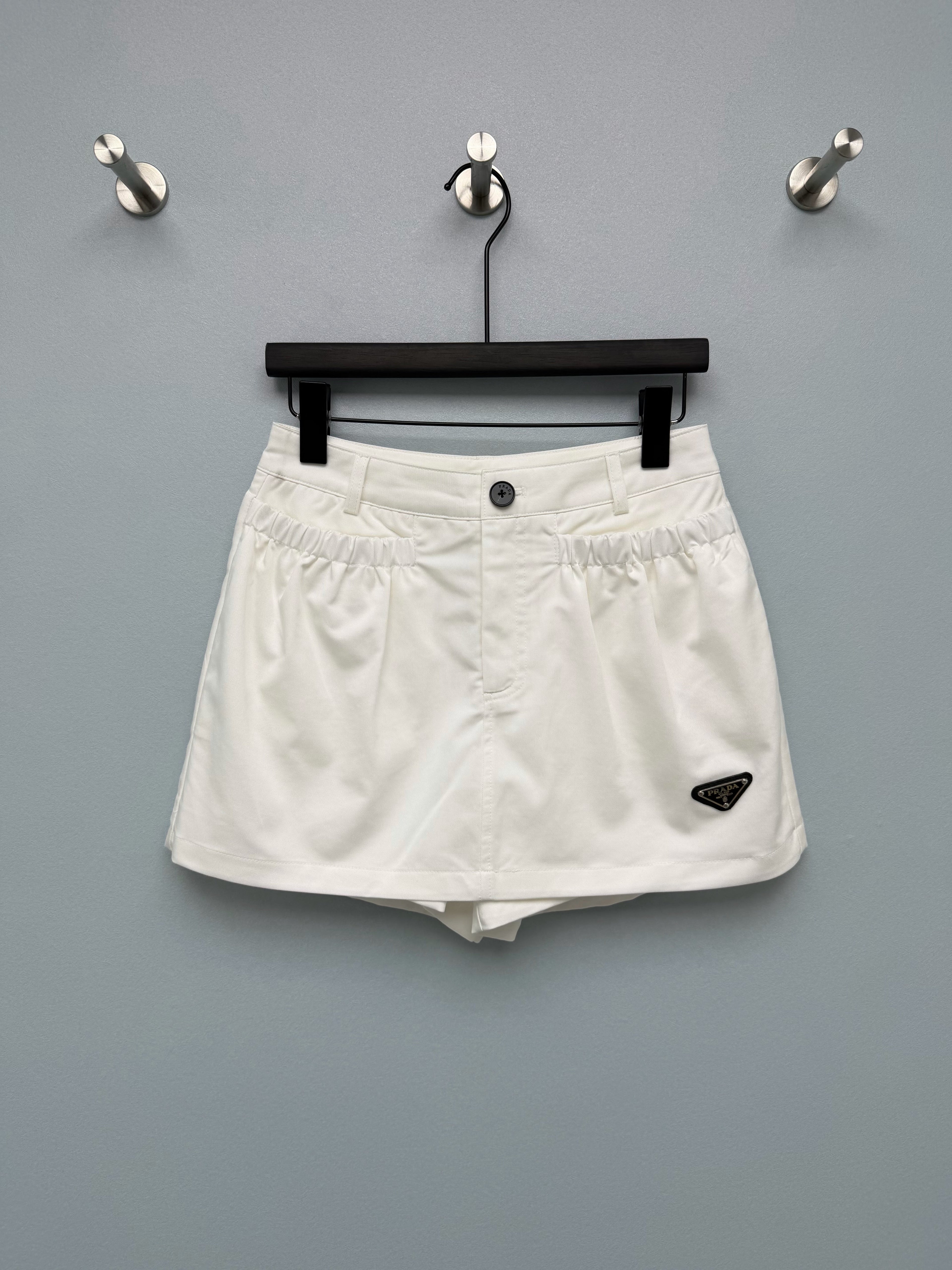 Triangle-Logo Shorts