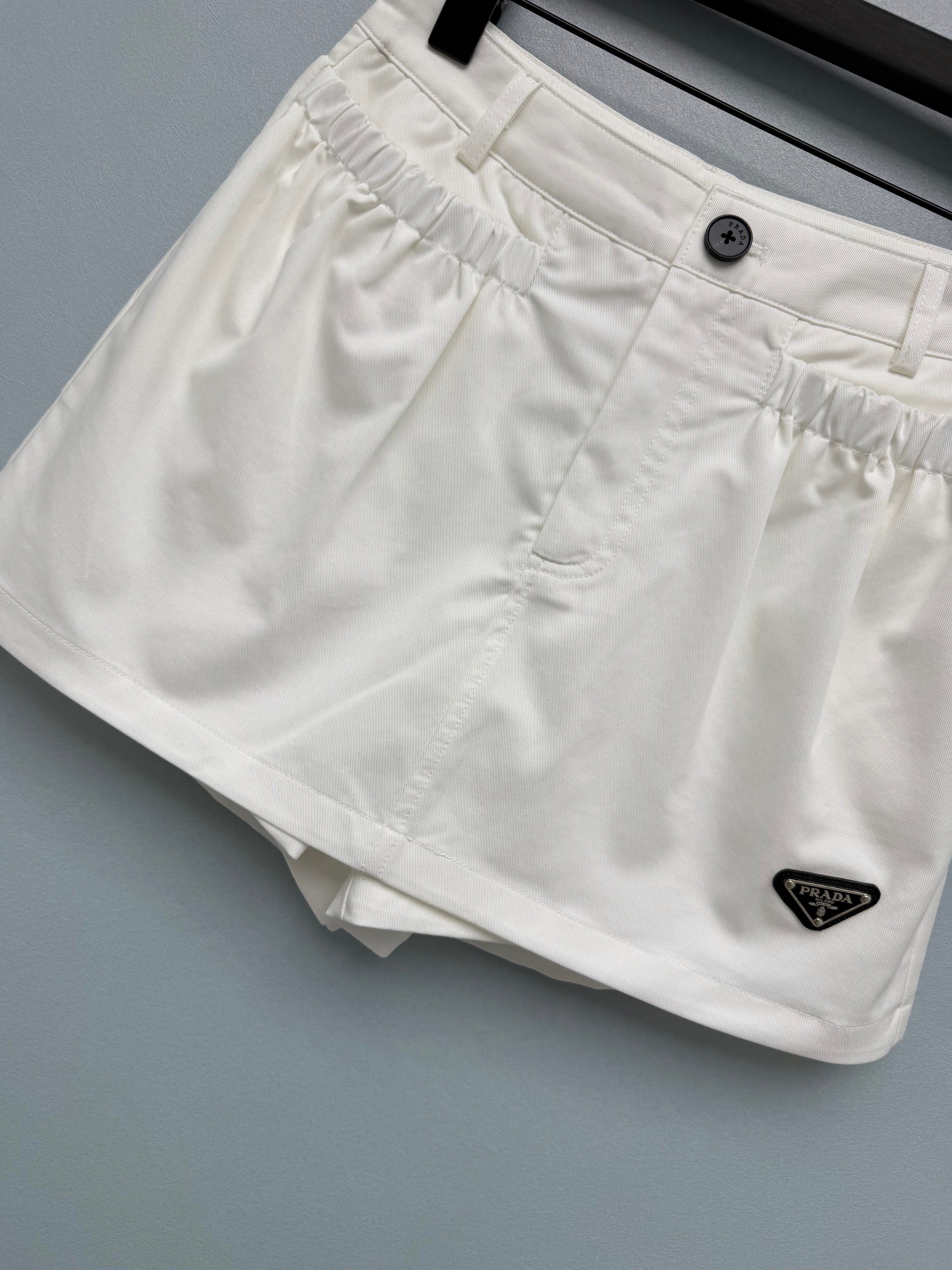 Triangle-Logo Shorts