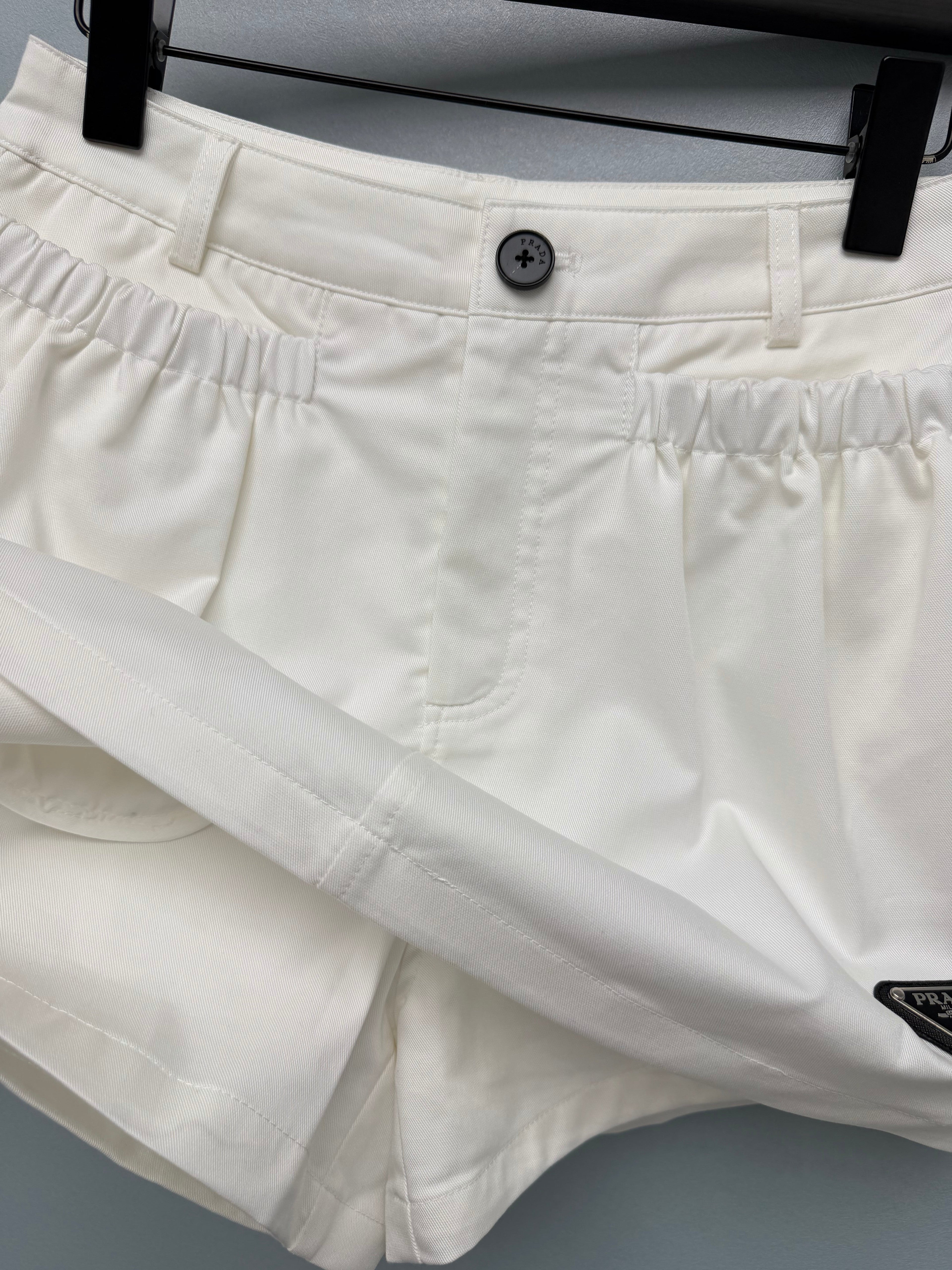 Triangle-Logo Shorts
