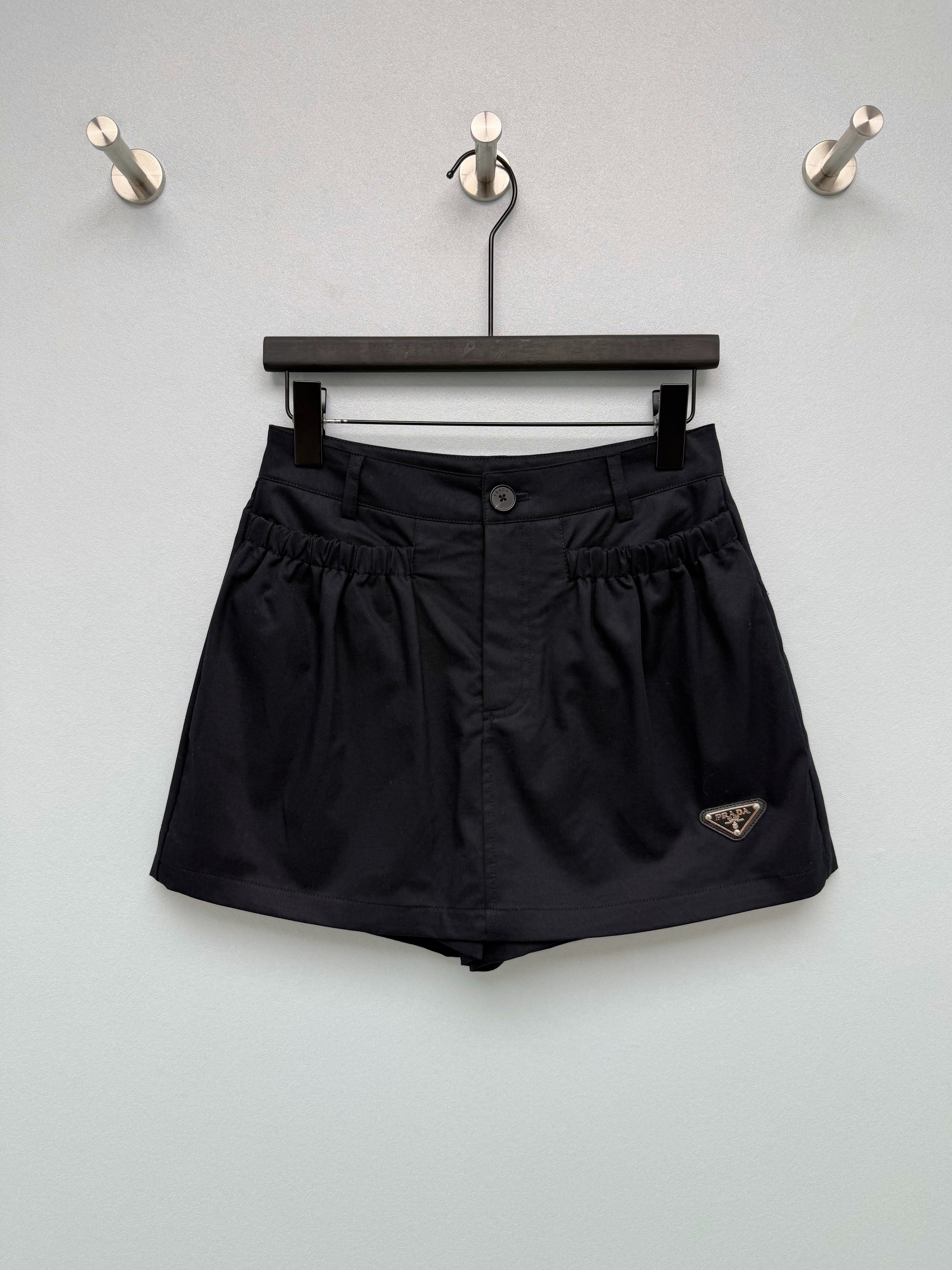 Triangle-Logo Shorts