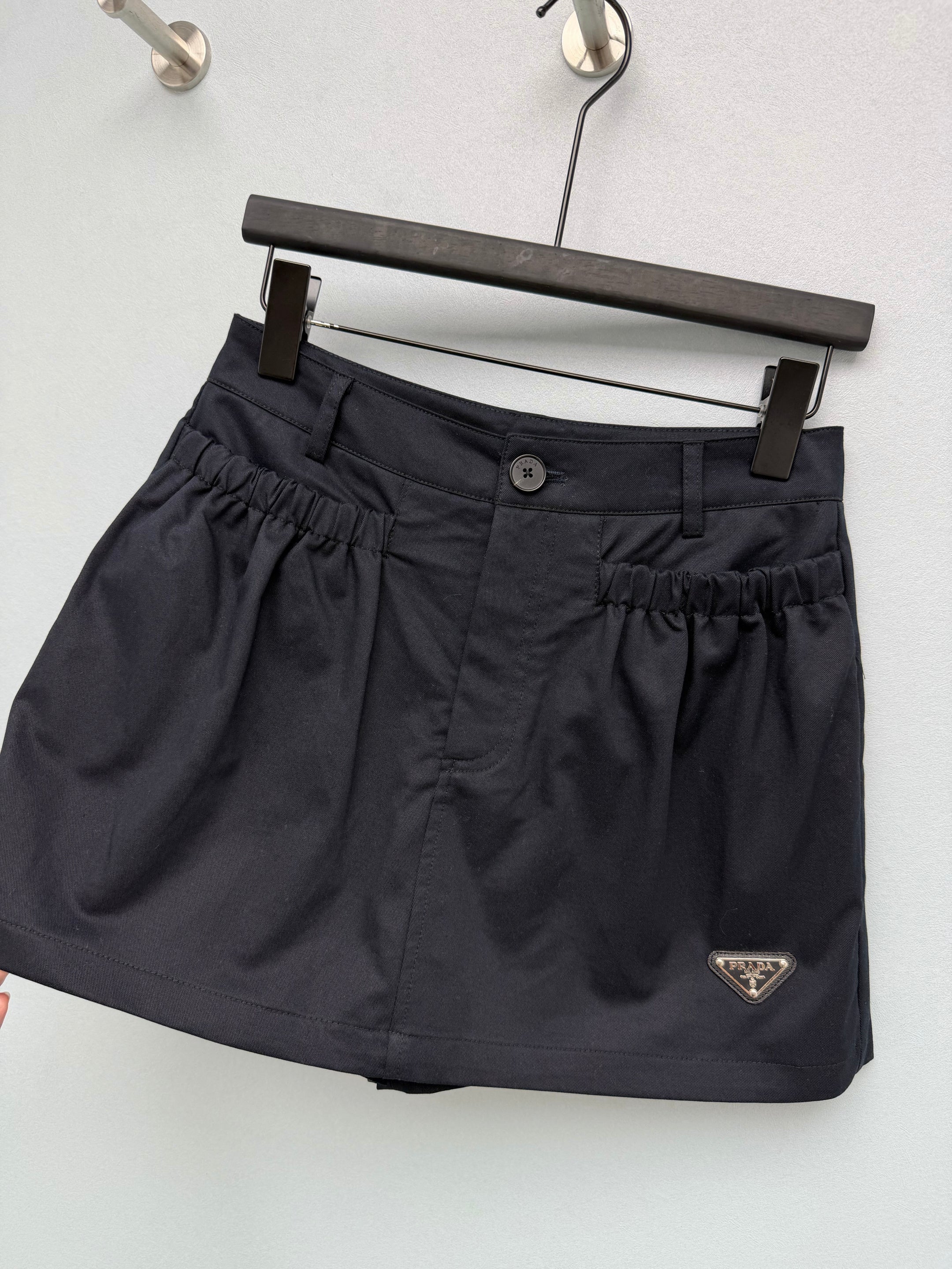 Triangle-Logo Shorts