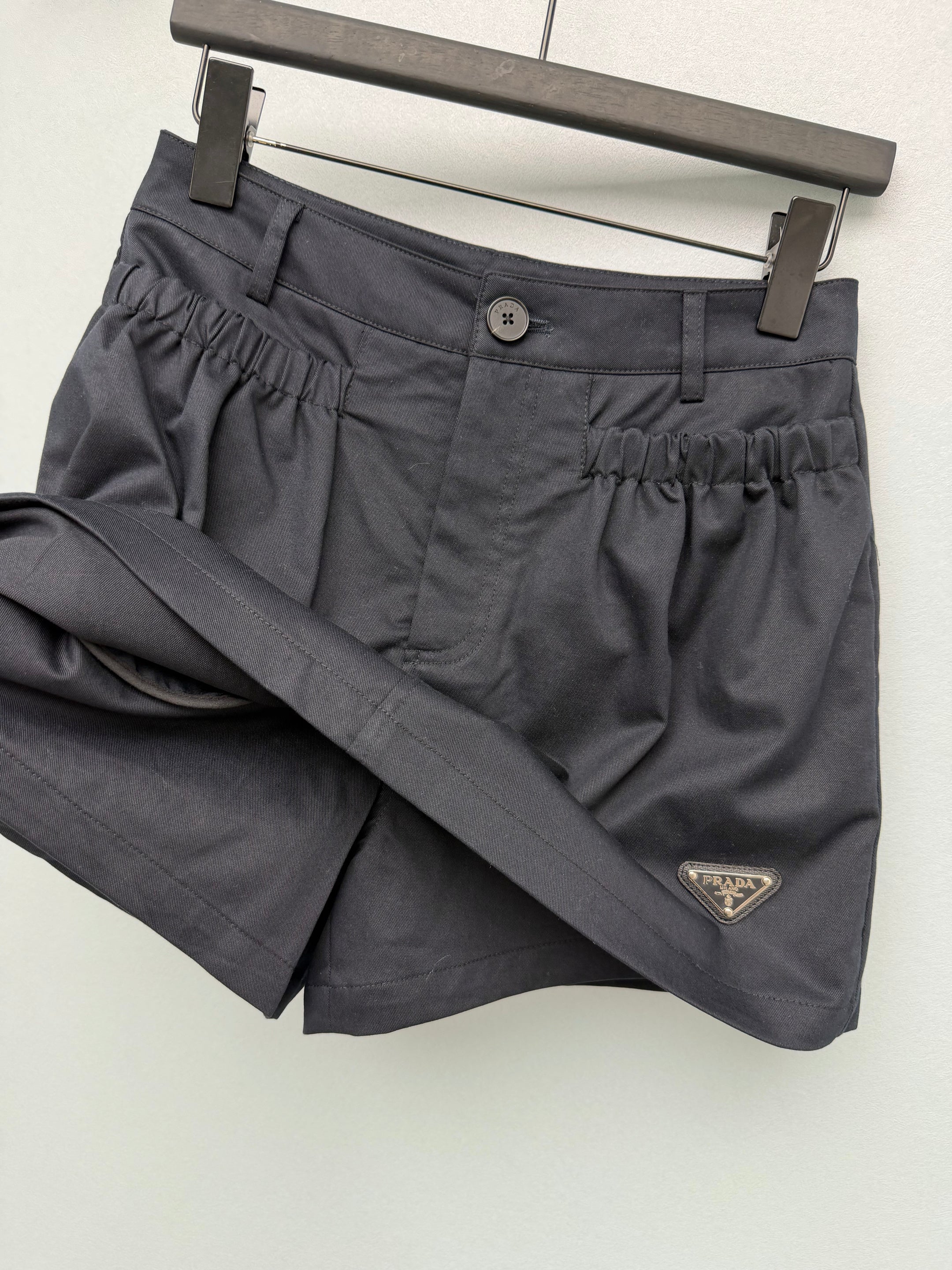 Triangle-Logo Shorts