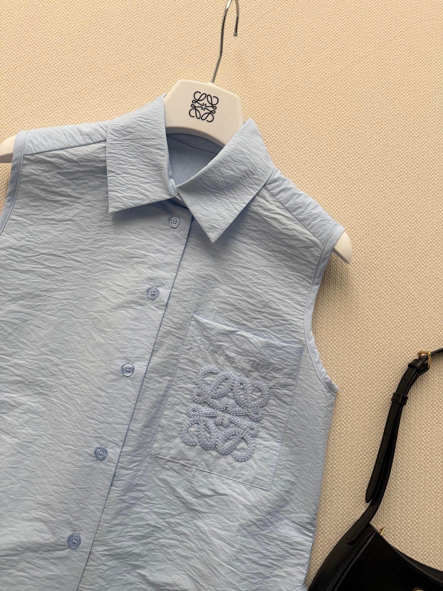 Sleeveless shirt vest