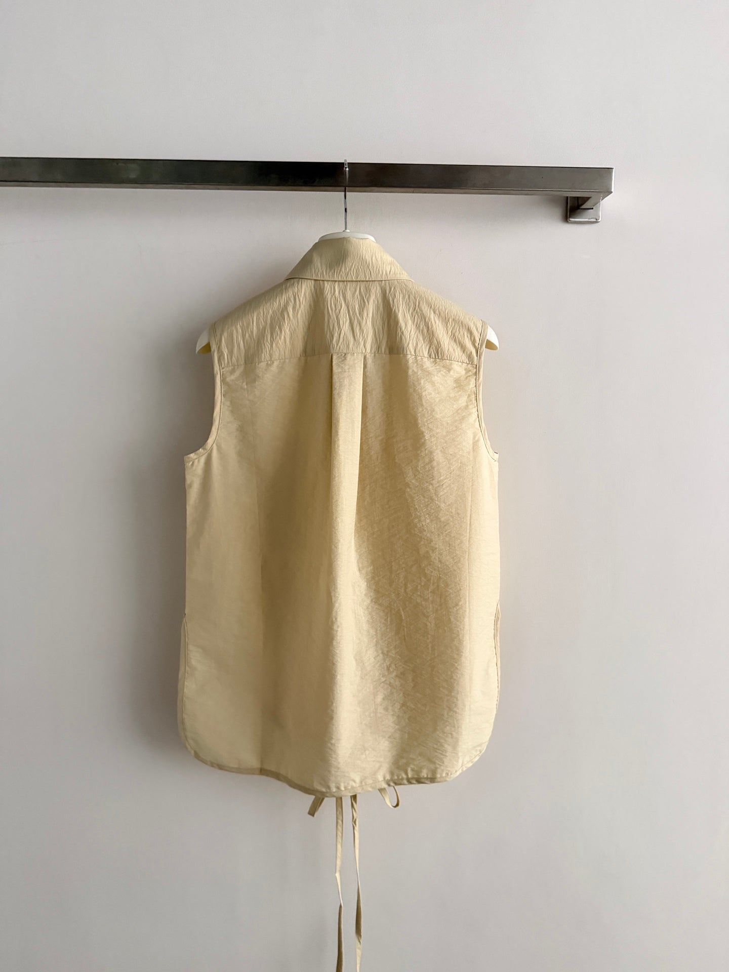 Sleeveless shirt vest