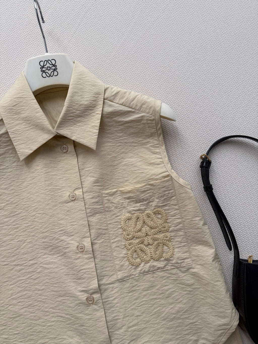 Sleeveless shirt vest
