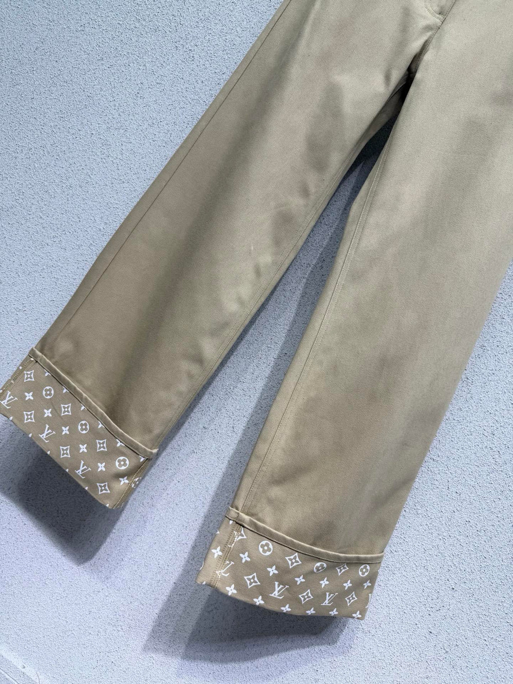 Khaki rolled-up denim jeans