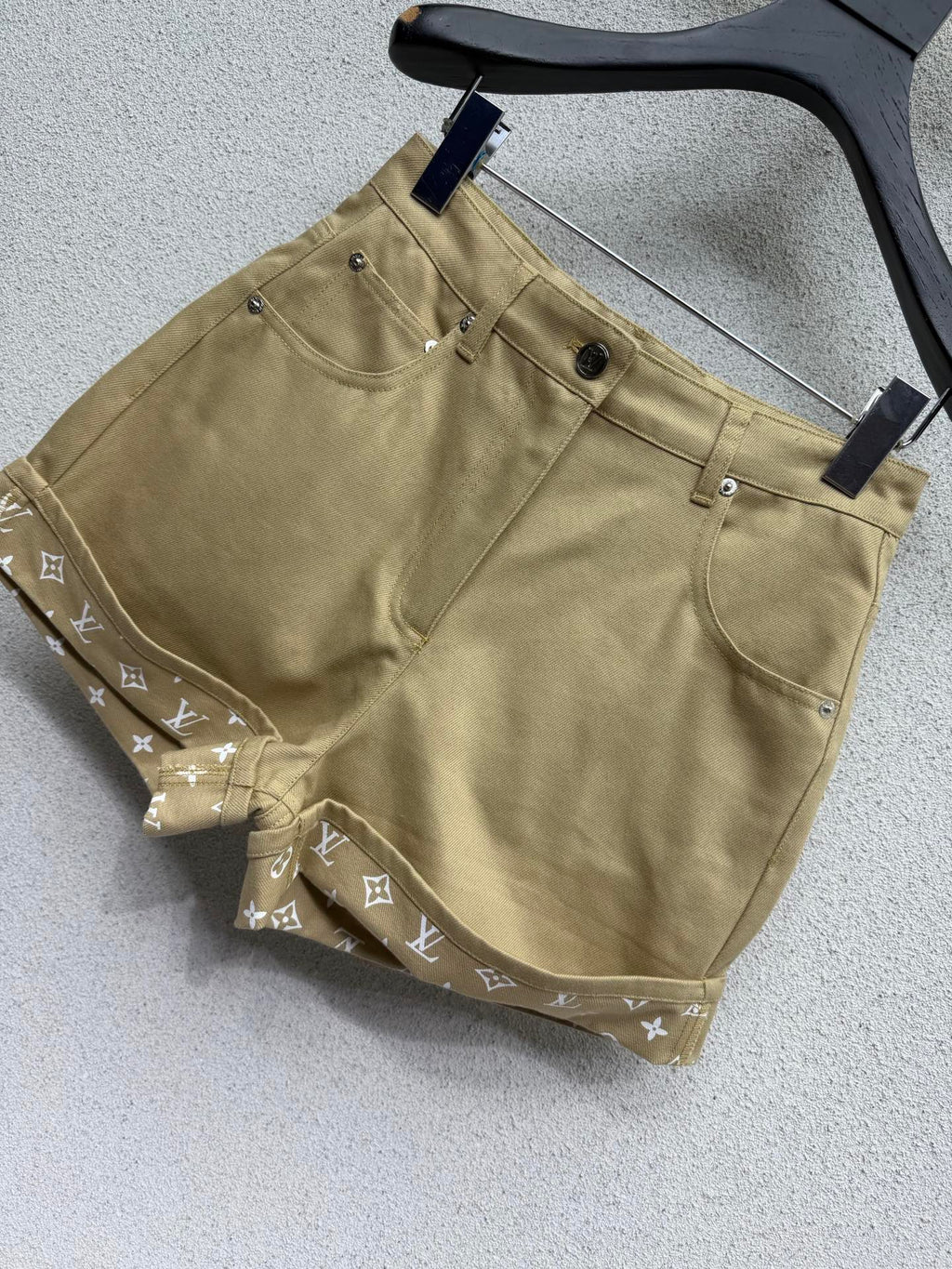 Khaki rolled-up denim short