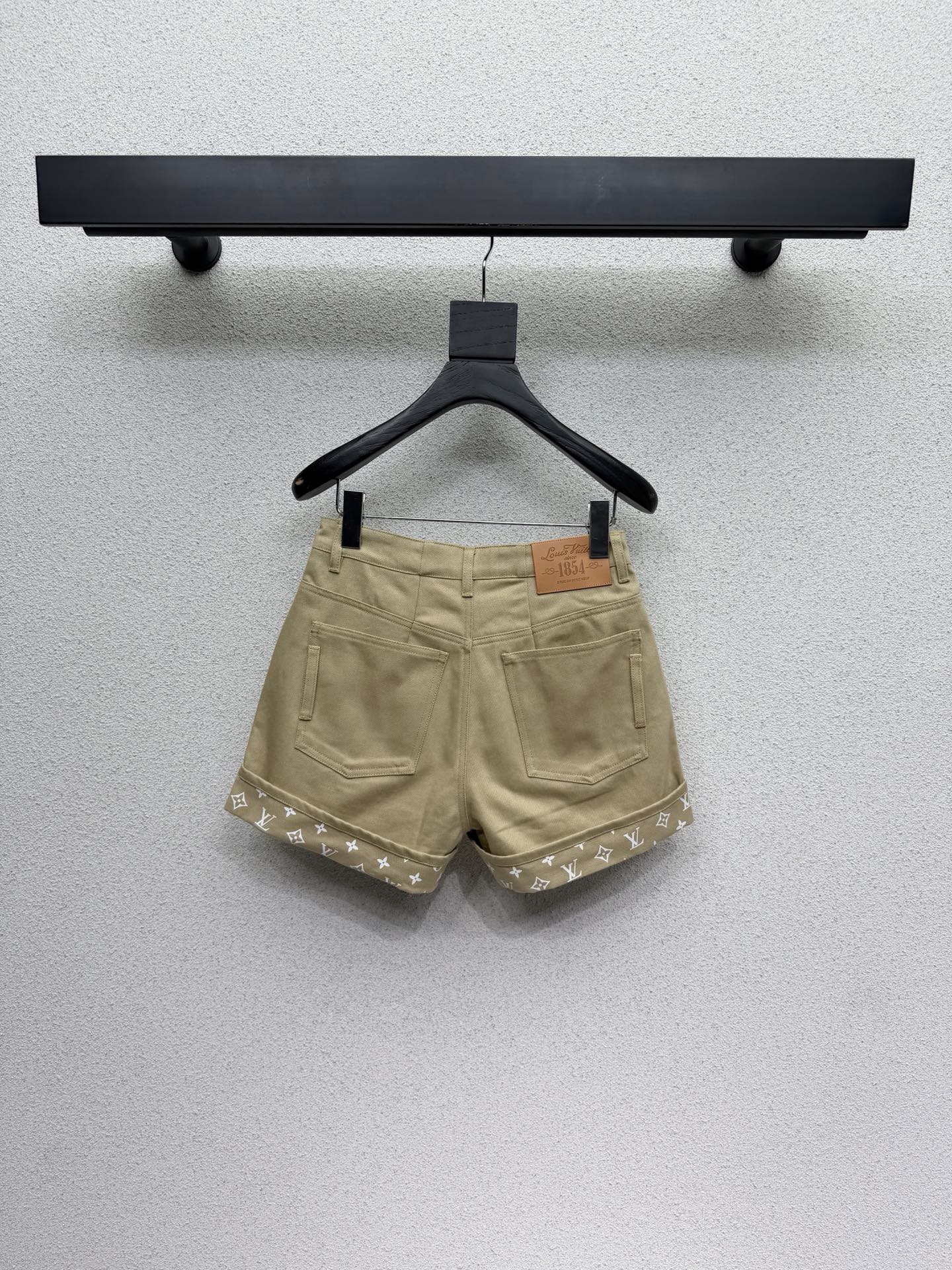 Khaki rolled-up denim short