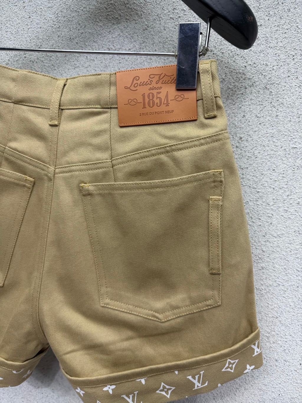 Khaki rolled-up denim short