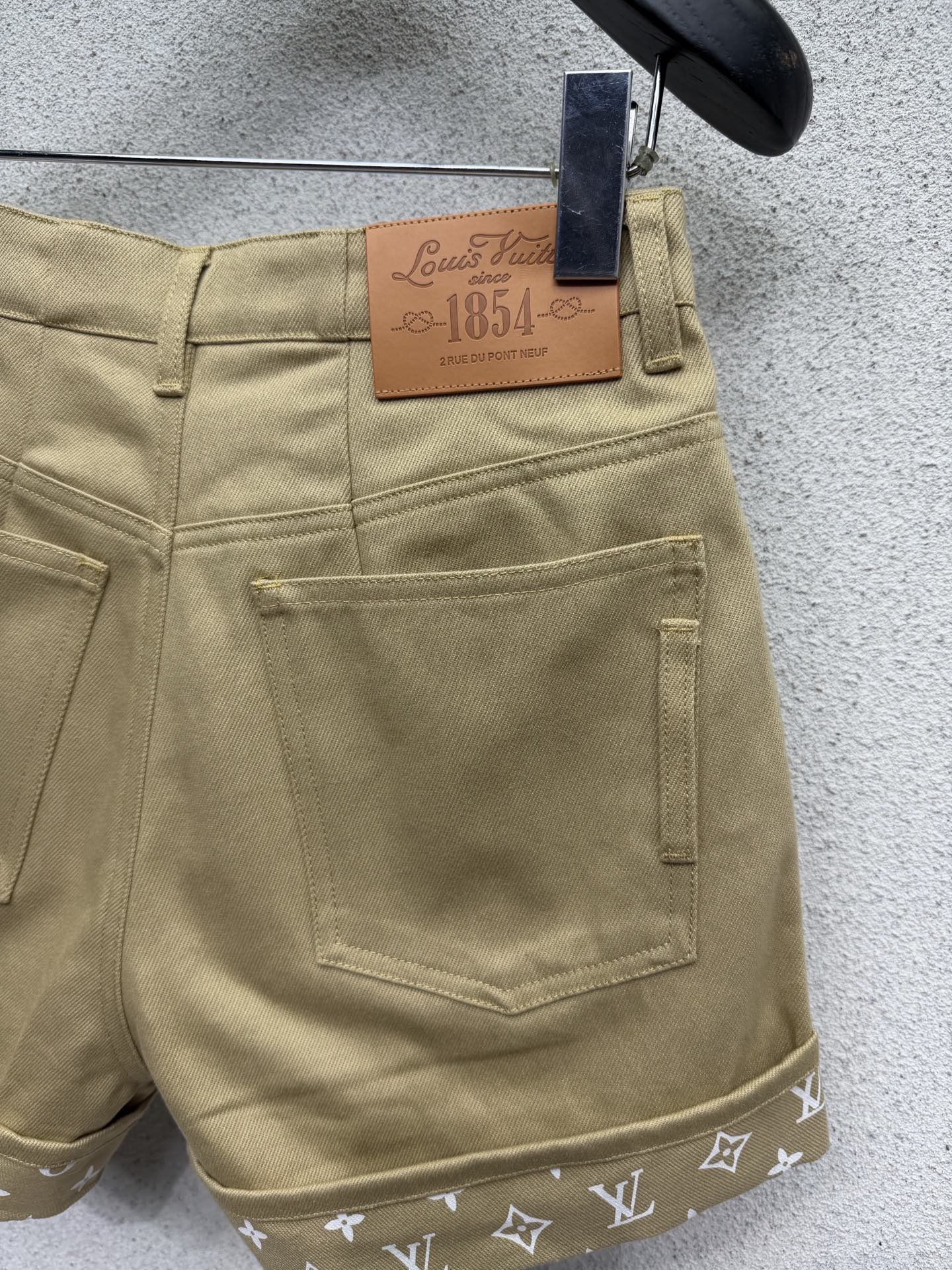 Khaki rolled-up denim short
