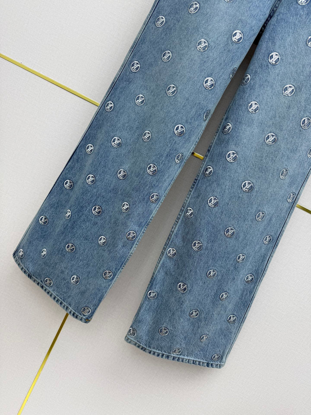 Back pocket rhinestone jeans