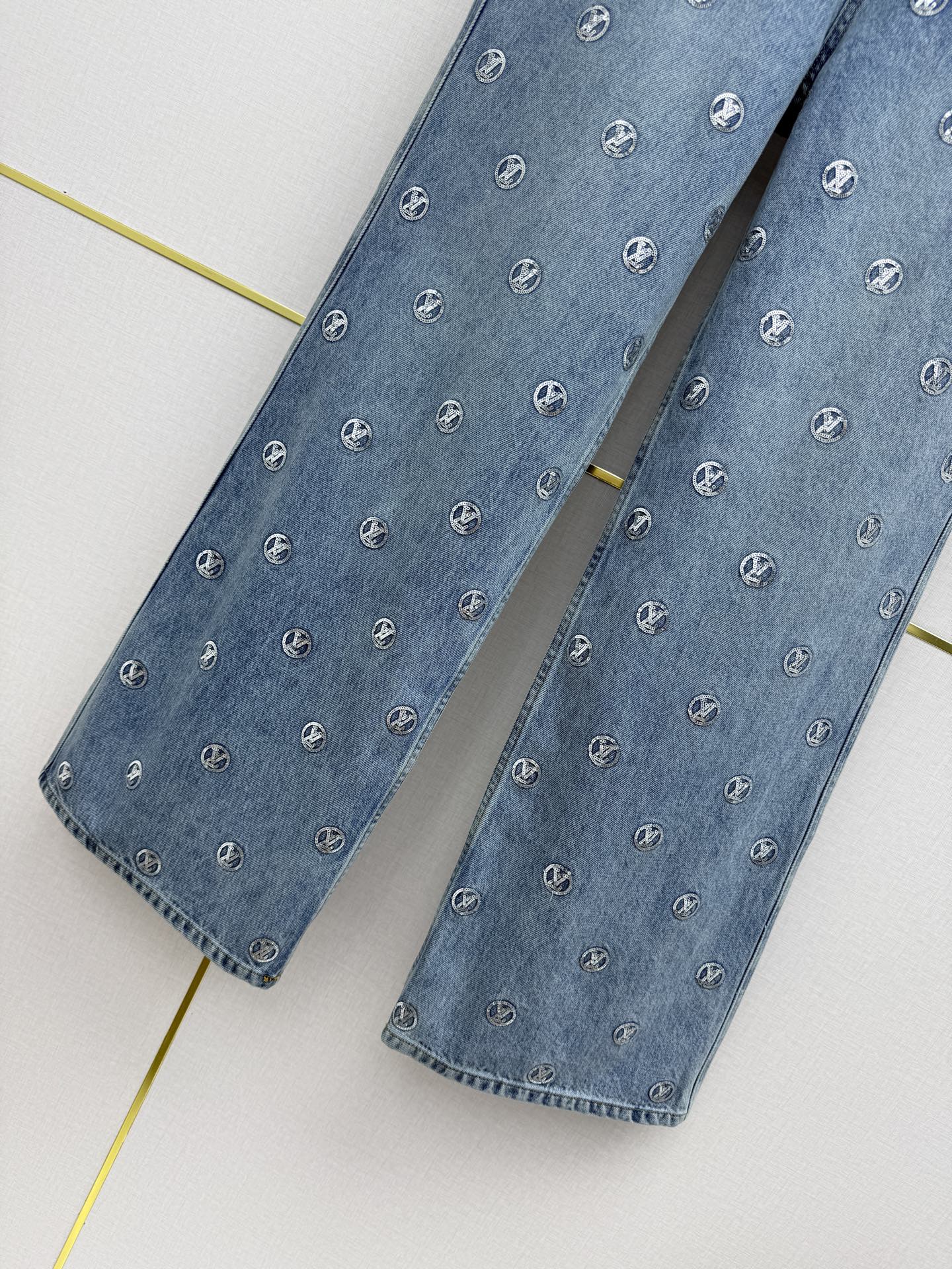 Back pocket rhinestone jeans