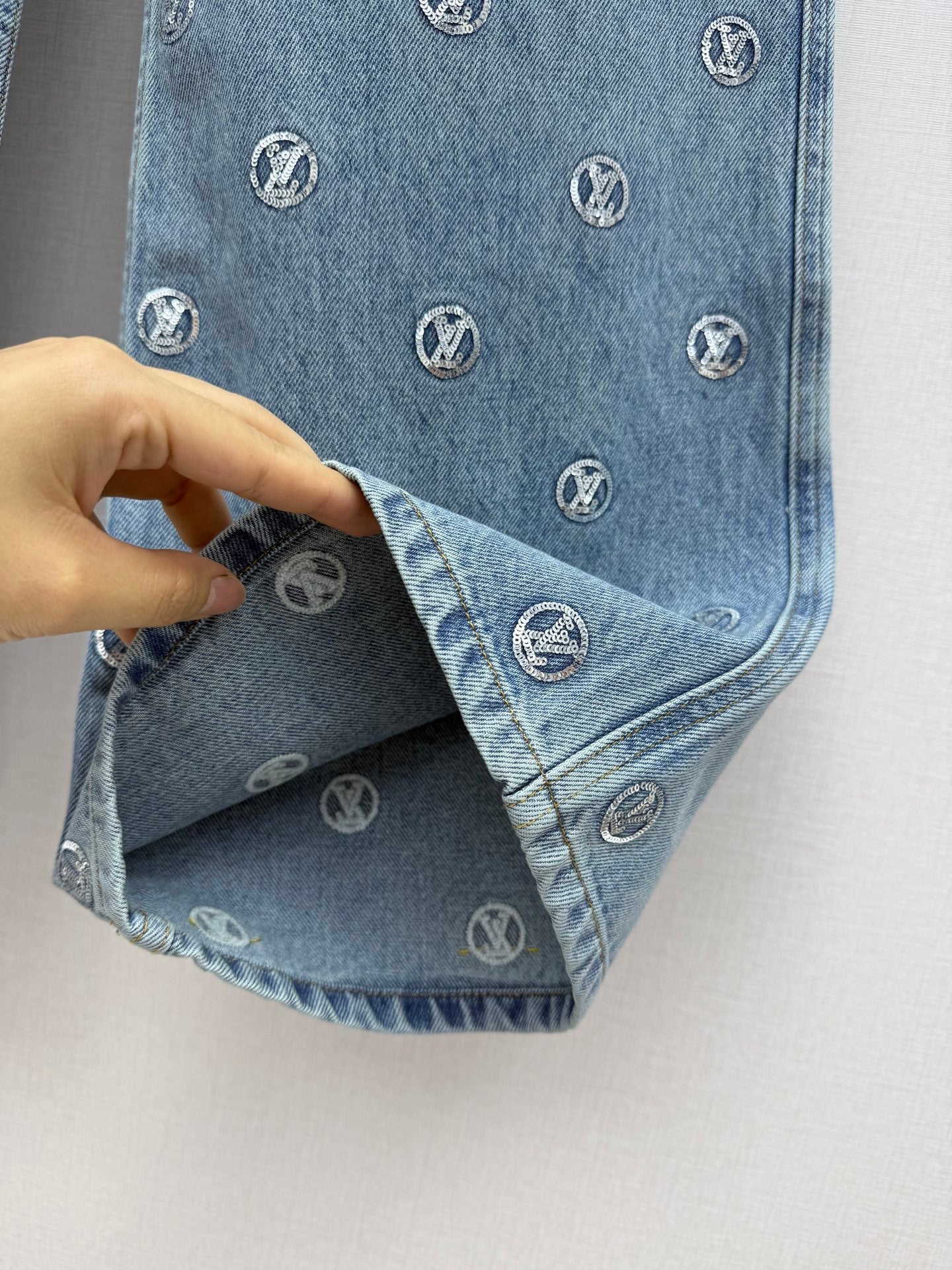 Back pocket rhinestone jeans