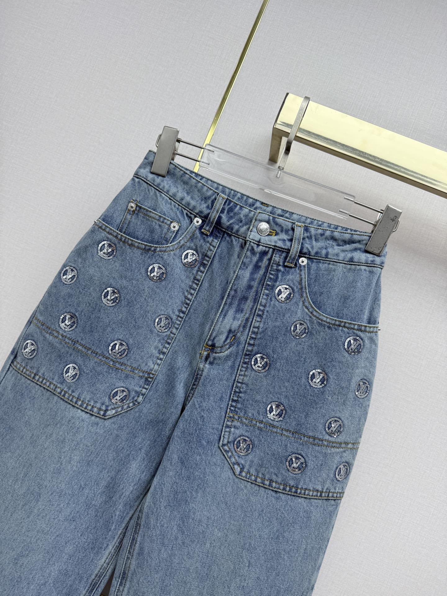 Back pocket rhinestone jeans