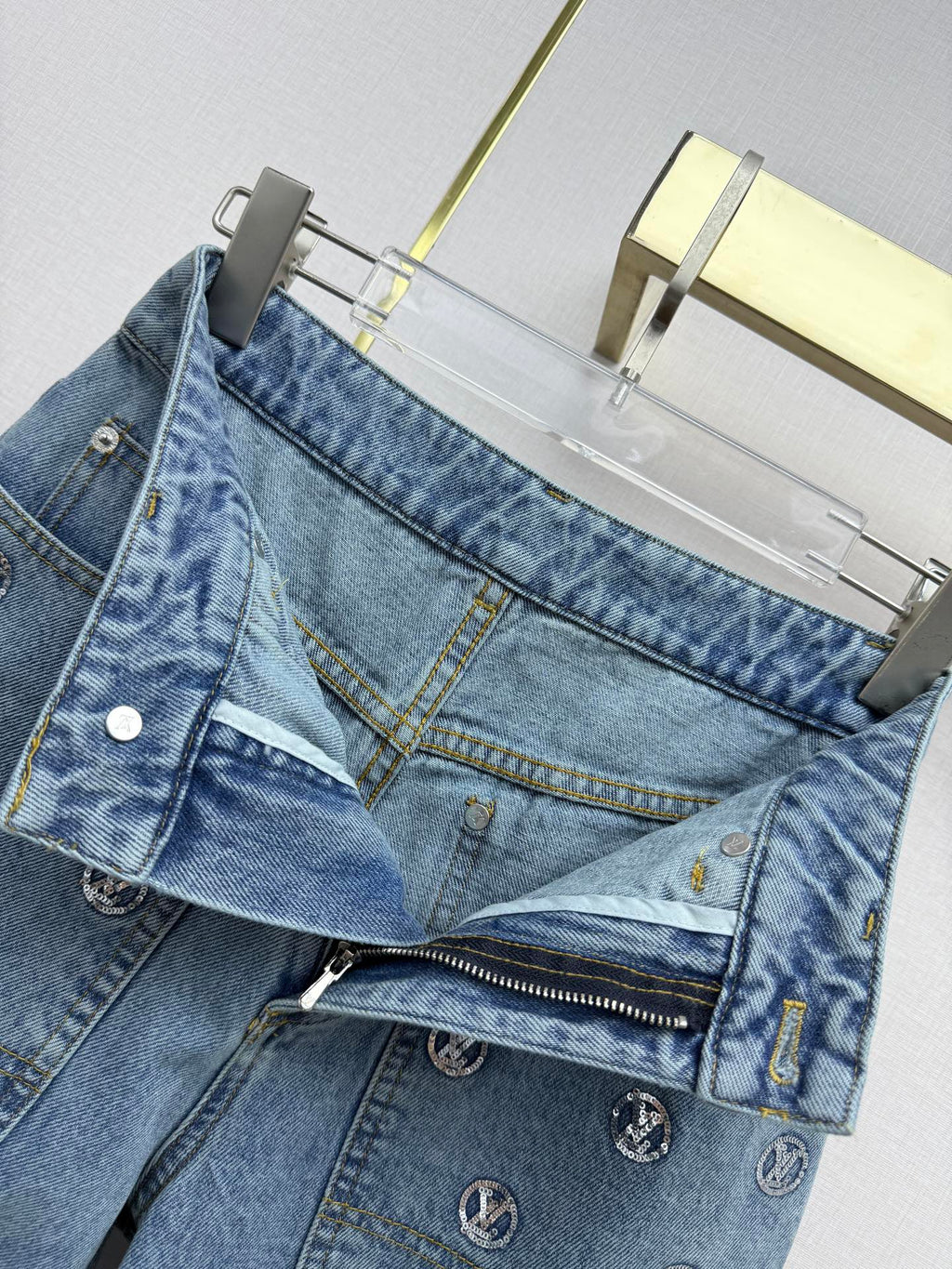 Back pocket rhinestone jeans