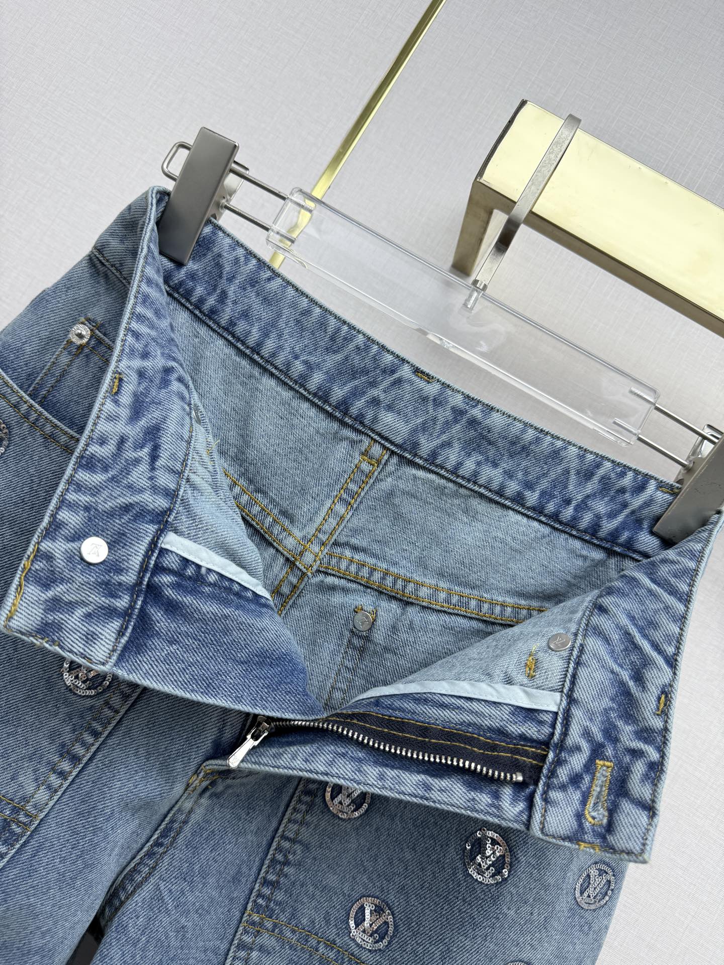 Back pocket rhinestone jeans
