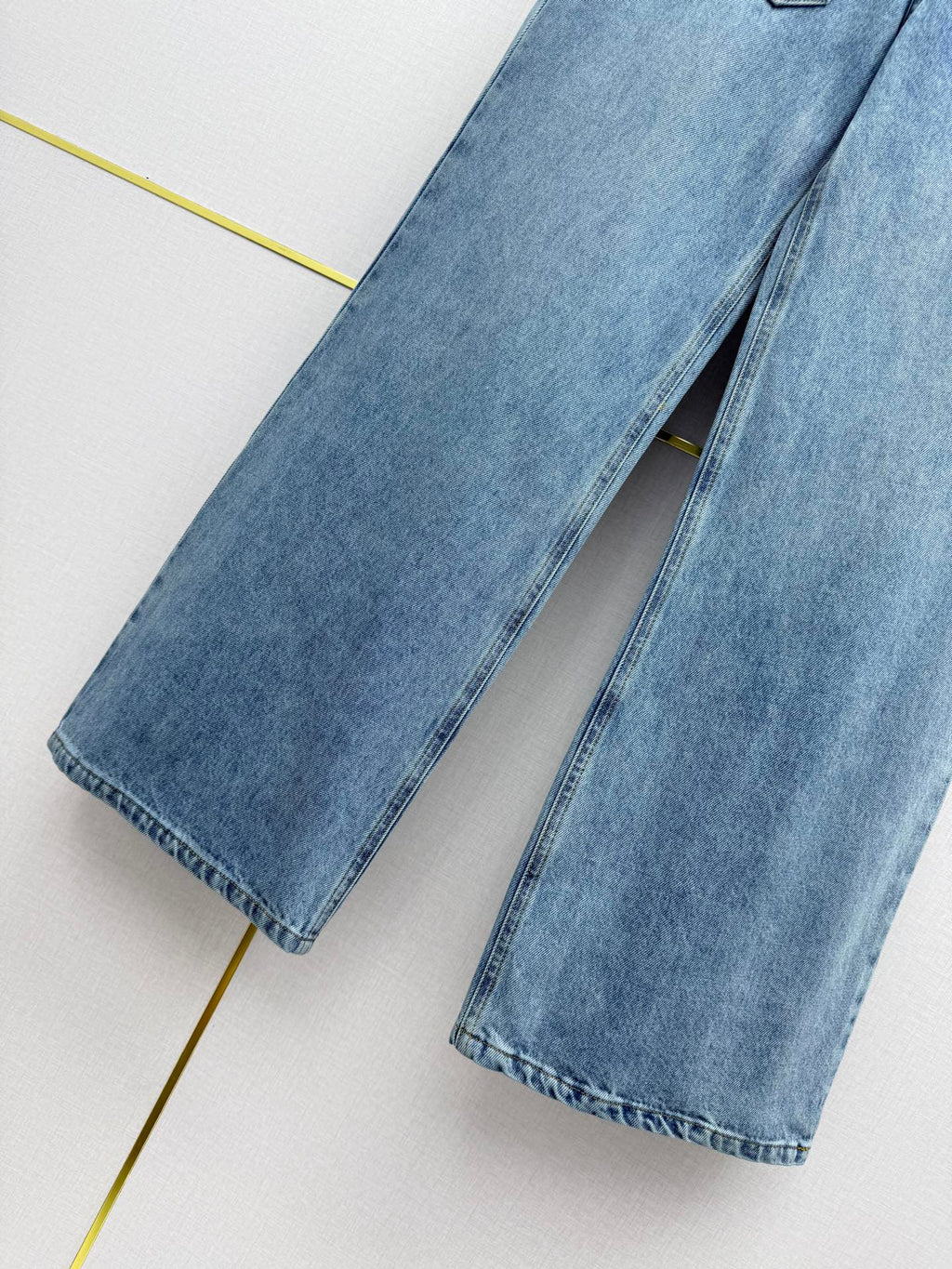 Back pocket rhinestone jeans