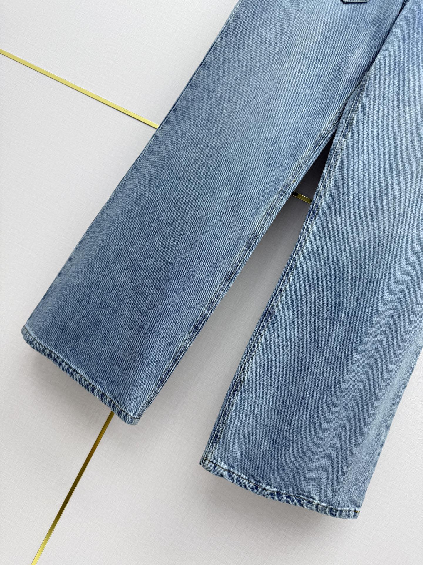 Back pocket rhinestone jeans