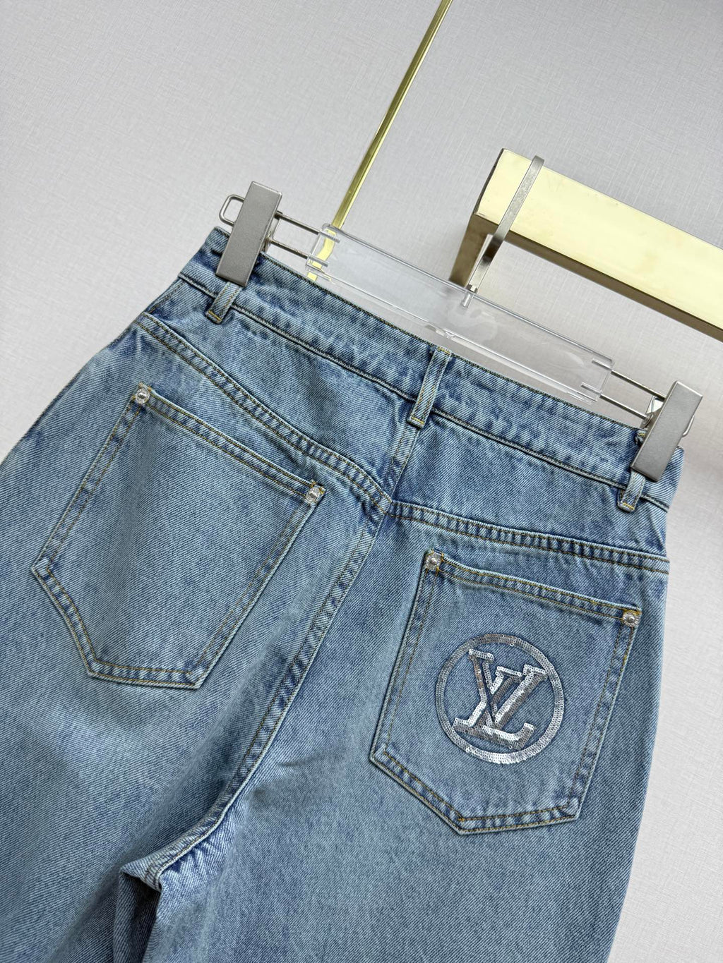 Back pocket rhinestone jeans