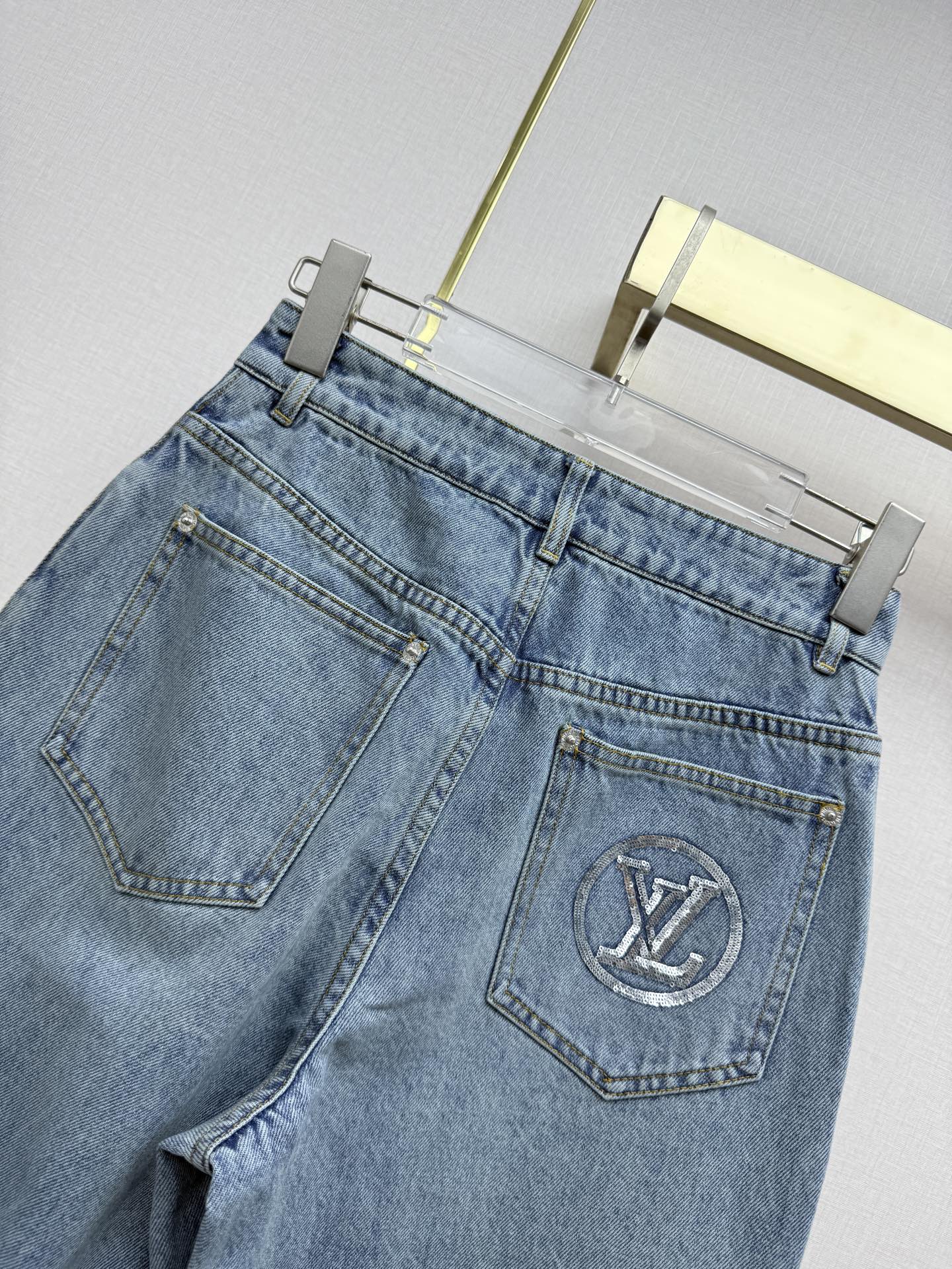 Back pocket rhinestone jeans