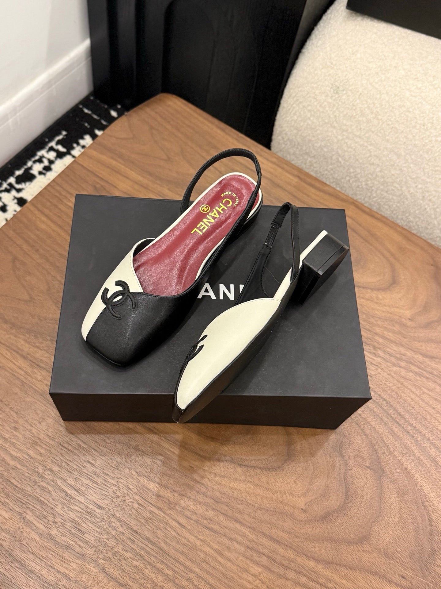 Mismatched colorway flat shoes