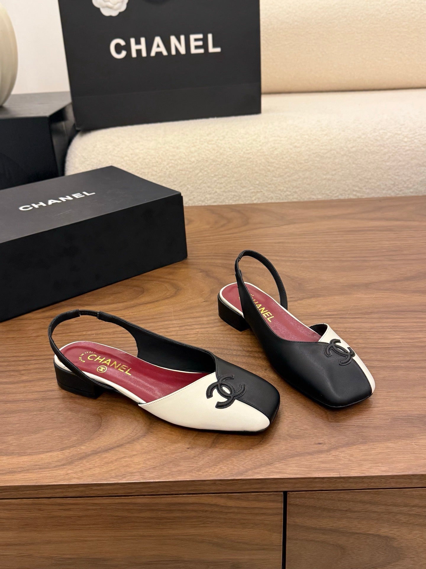 Mismatched colorway flat shoes