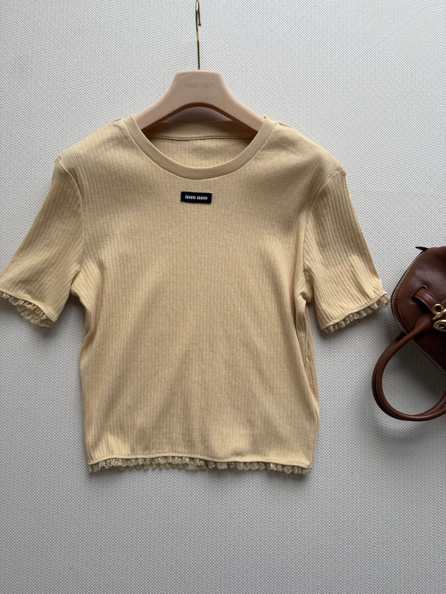 Lace-trimmed round neck short-sleeved top